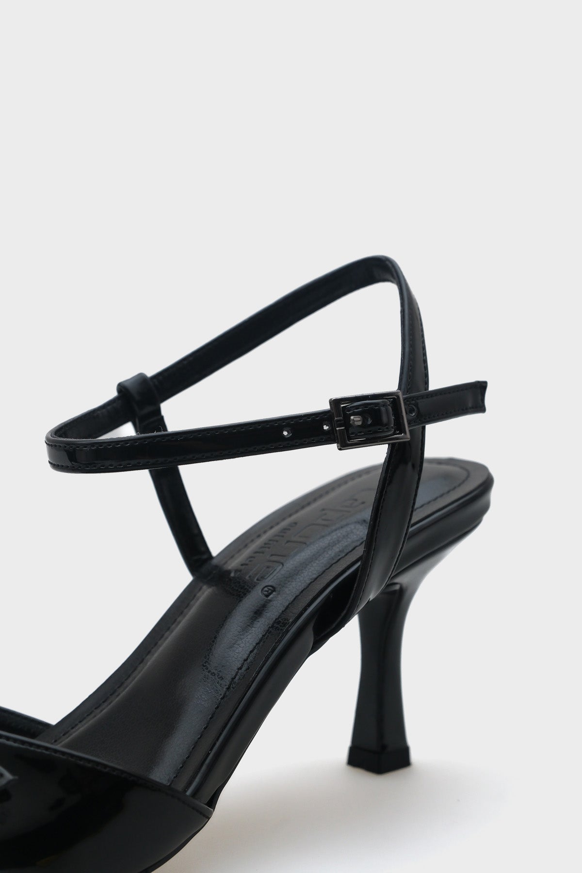 Dale Orta Topuklu Bilekten Bantlı Tokalı Kadın Sandalet