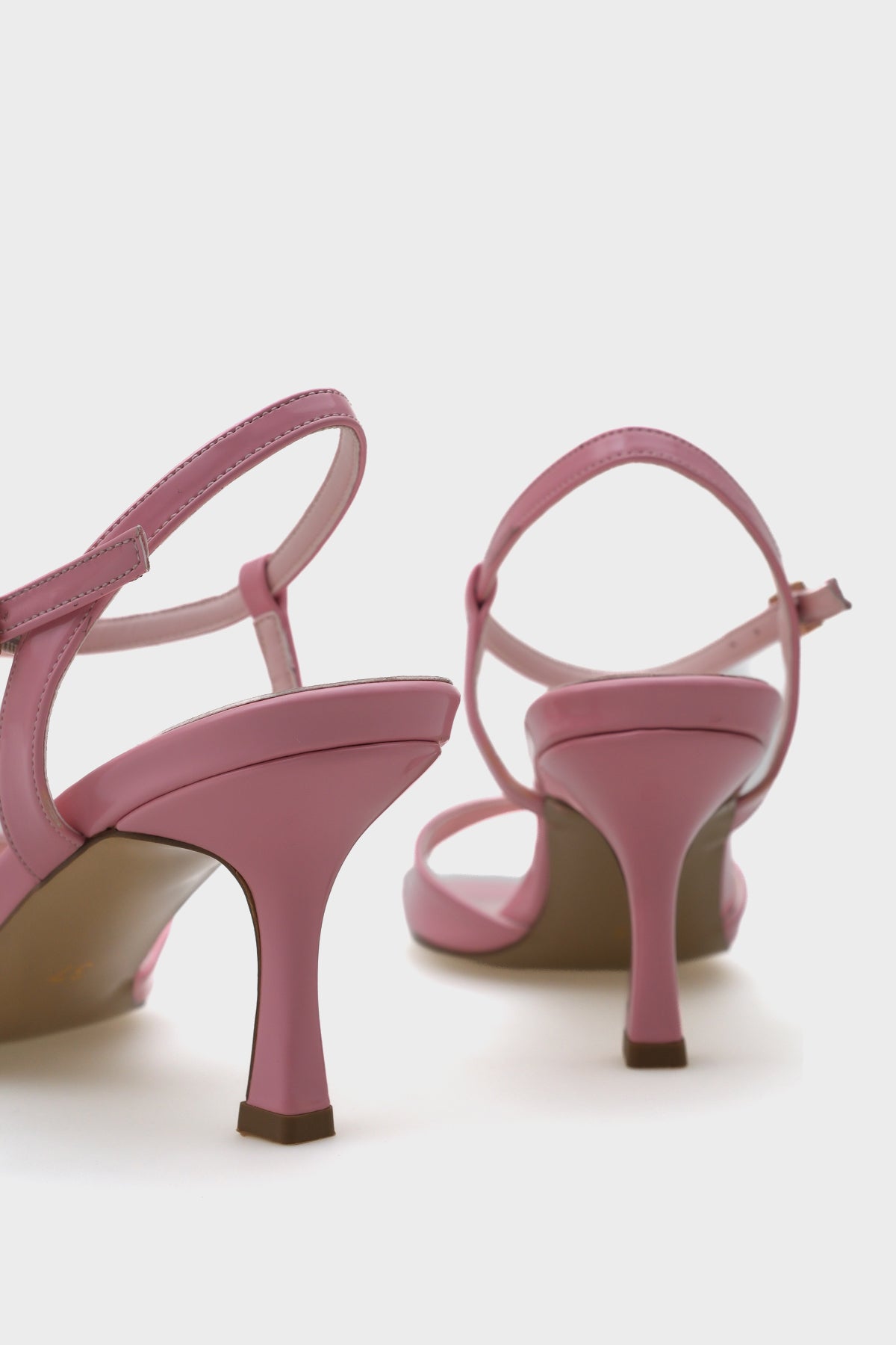 Dale Orta Topuklu Bilekten Bantlı Tokalı Kadın Sandalet