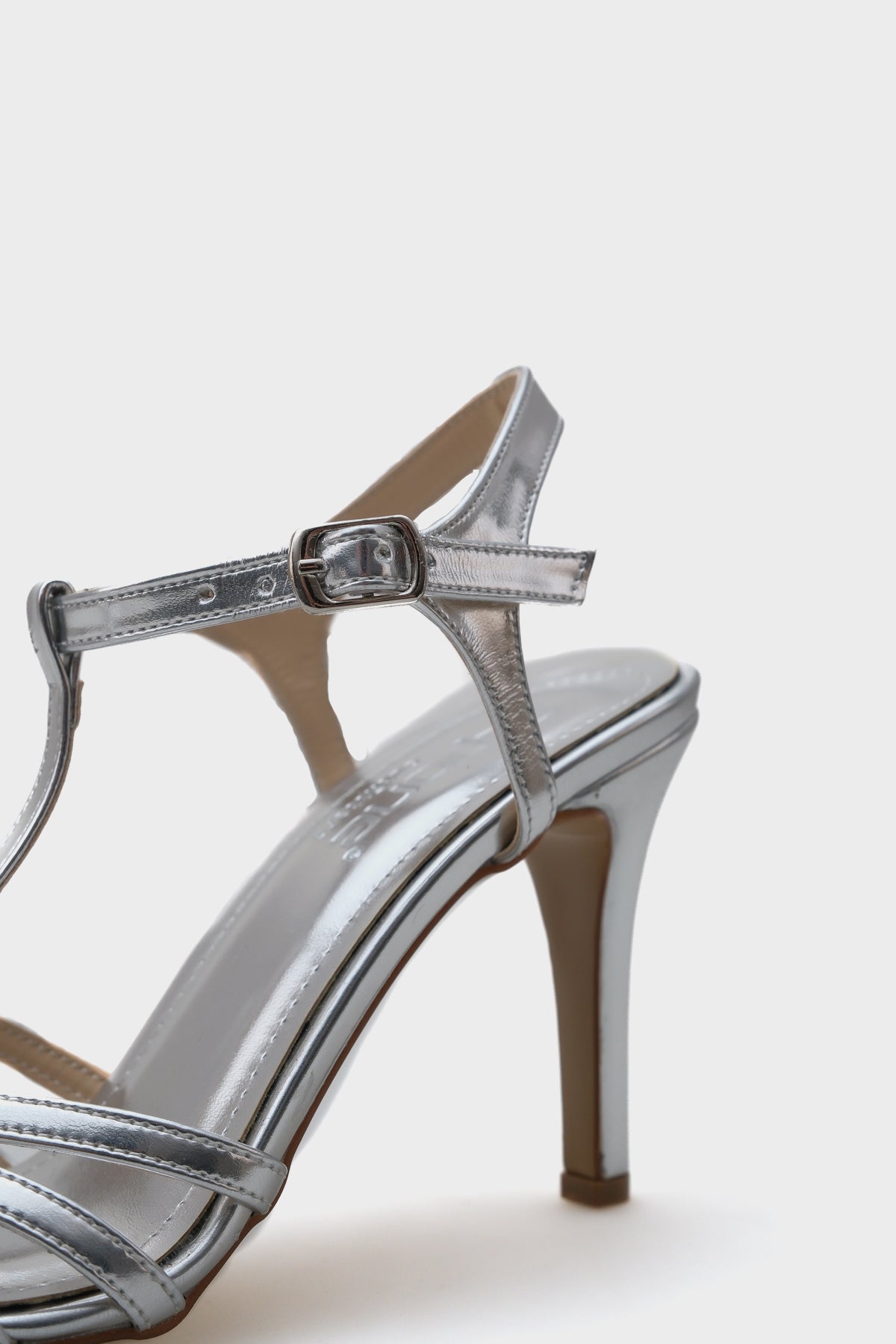 Daniela Oval Burunlu Kafes T Bantlı İnce Topuklu Kadın Sandalet