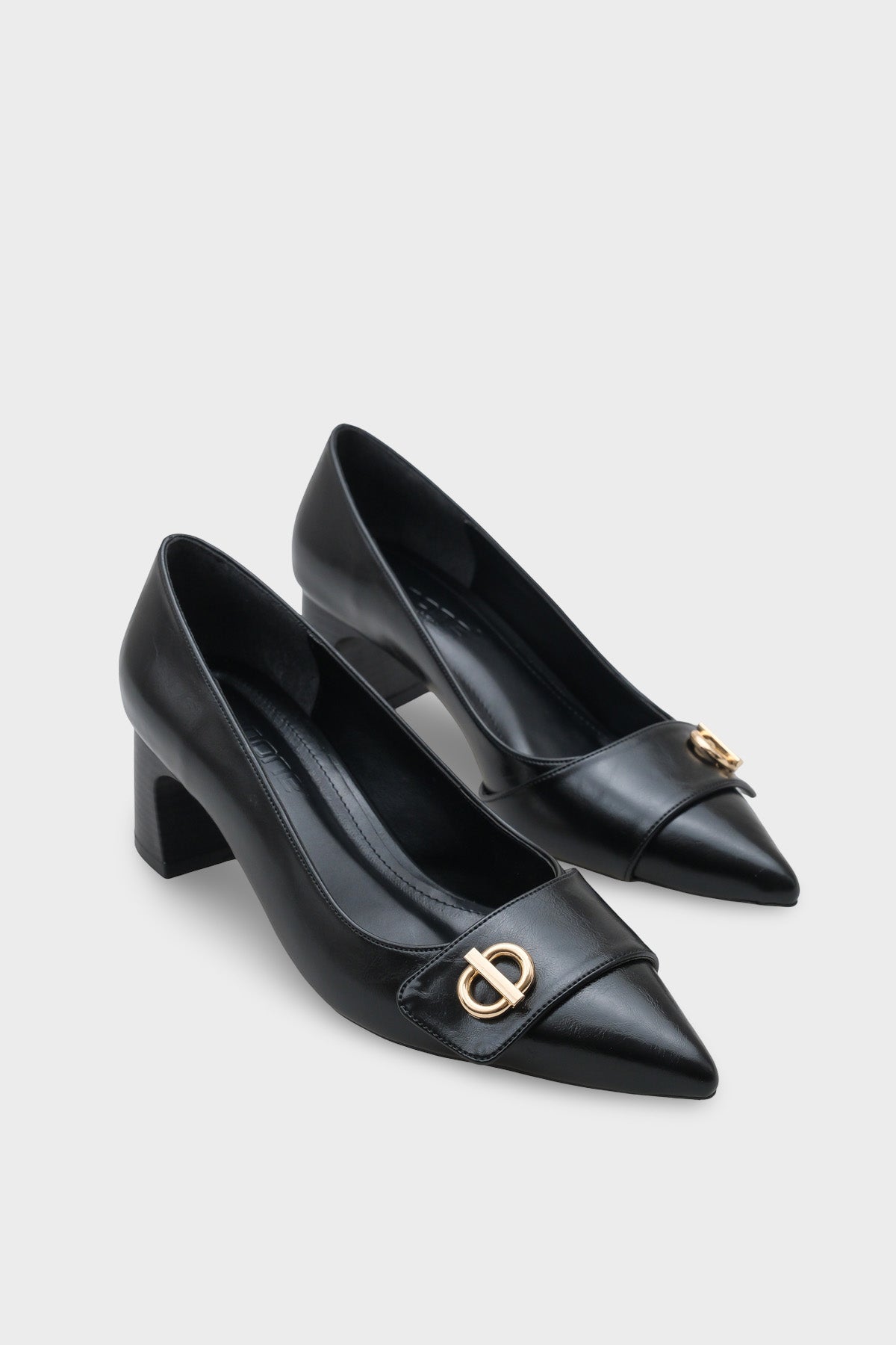 April Ahşap Orta Boy Topuklu Metal Tokalı Sivri Burunlu Kadın Ayakkabı