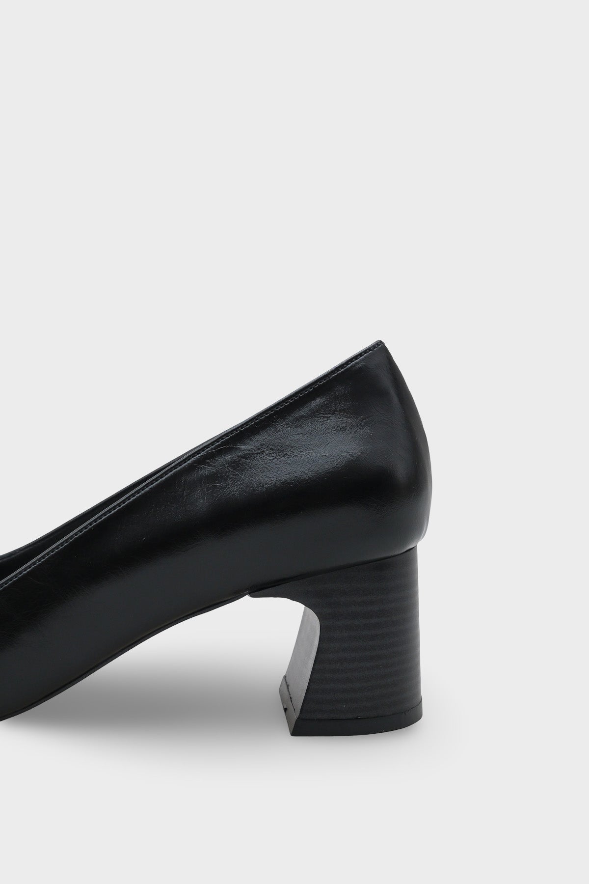 April Ahşap Orta Boy Topuklu Metal Tokalı Sivri Burunlu Kadın Ayakkabı