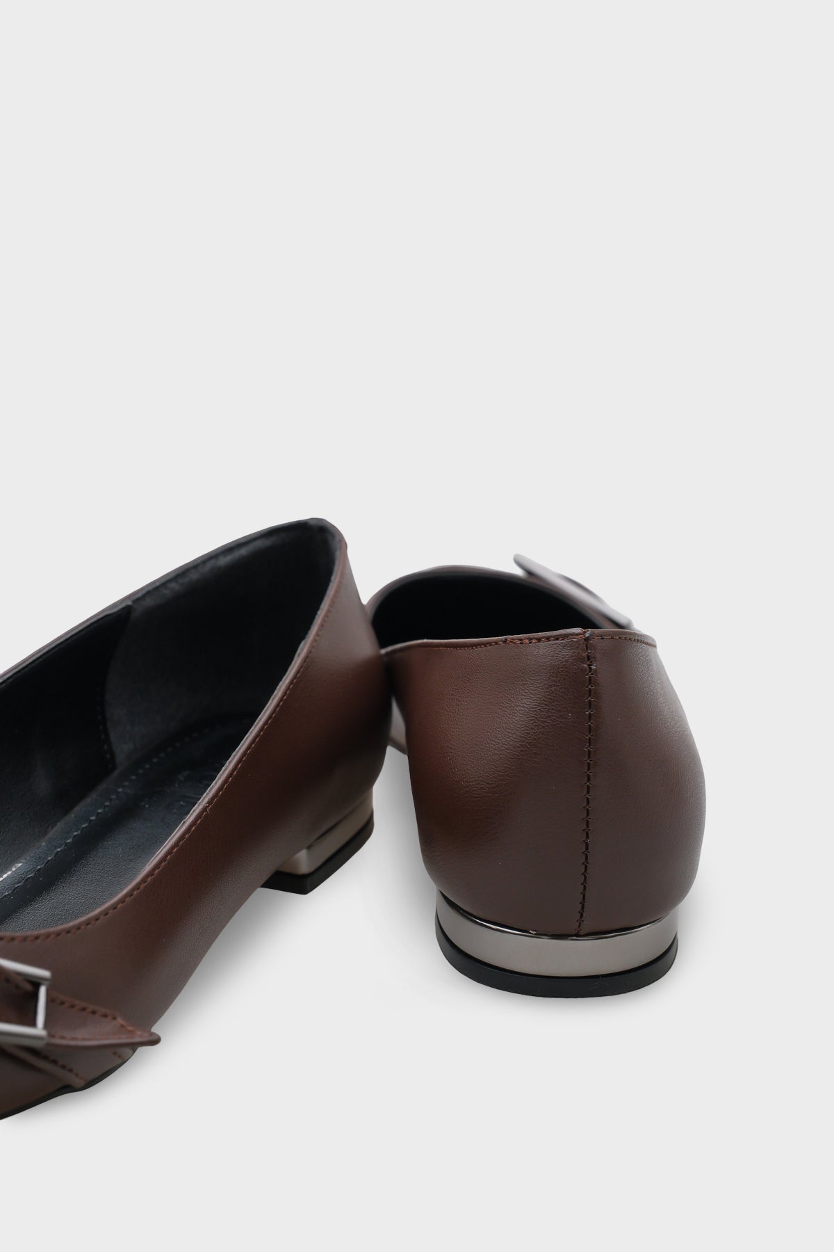 Karry Sivri Burunlu Kısa Topuklu Metal Aksesuarlı Kadın Babet