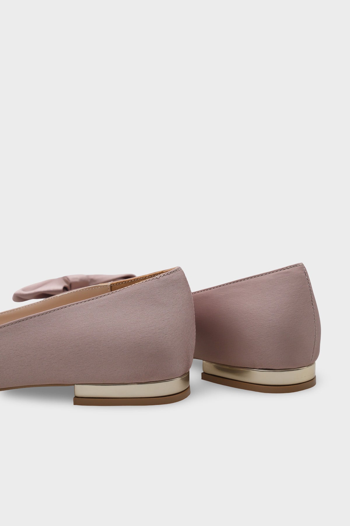 Zelma  Sivri Burunlu Kısa Topuklu Fiyonklu Saten Kadın Babet