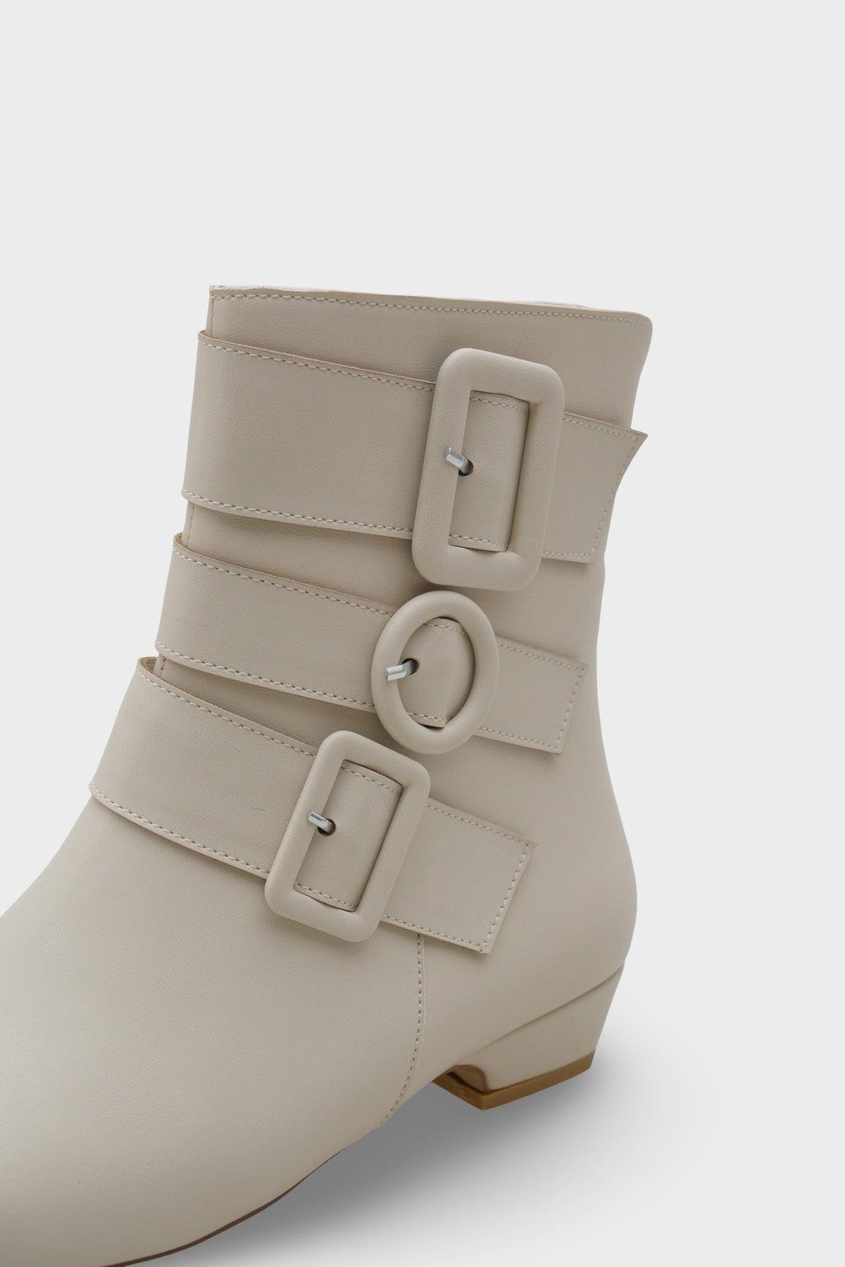 Shane Kısa Topuklu Yandan Fermuarlı Tokalı Küt Burun Kadın Bot