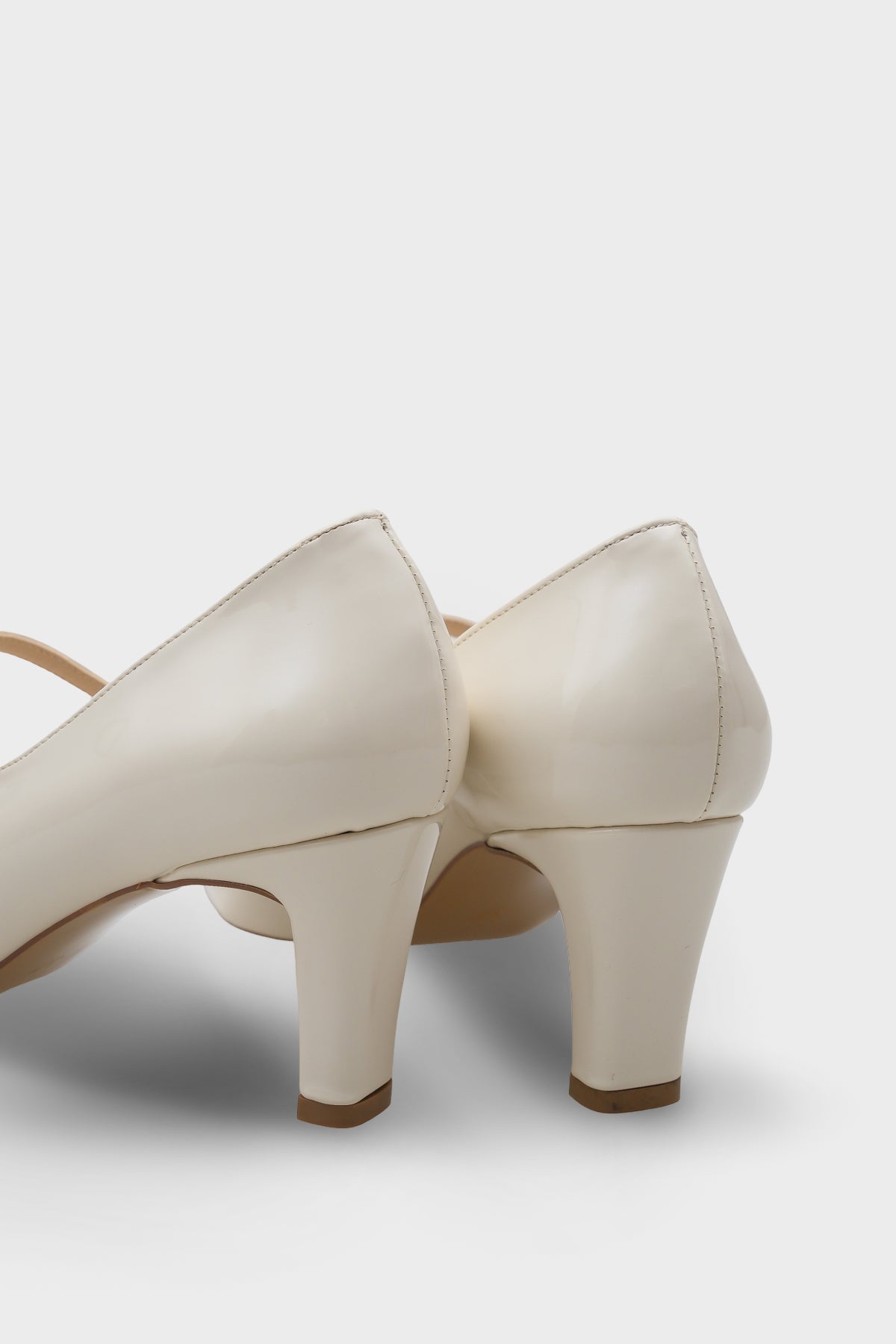 Melody Sivri Burunlu Orta Topuklu Rugan Görünümlü Kadın Ayakkabı