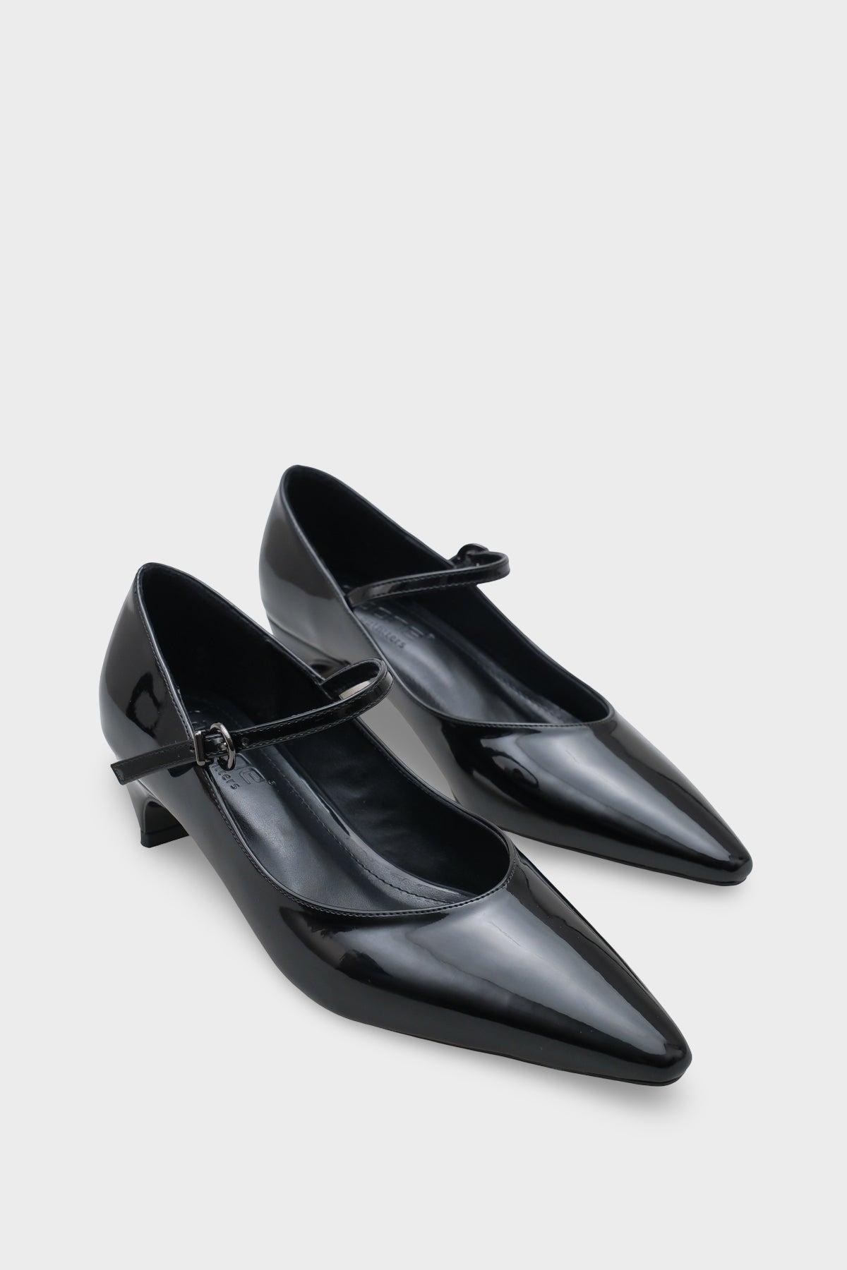 Amalia Bantlı Kısa Topuklu Sivri Burunlu Rugan Görünümlü Kadın Ayakkabı