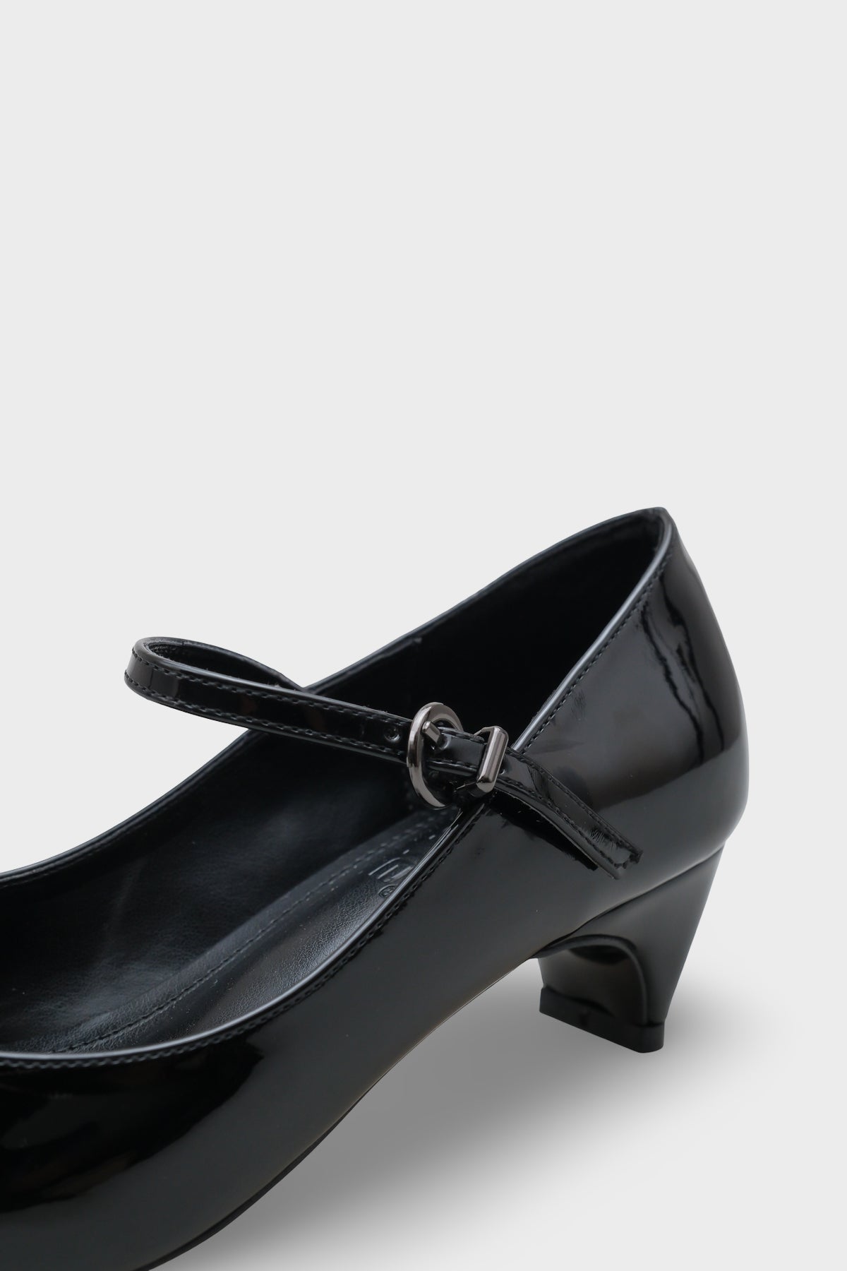 Amalia Bantlı Kısa Topuklu Sivri Burunlu Rugan Görünümlü Kadın Ayakkabı