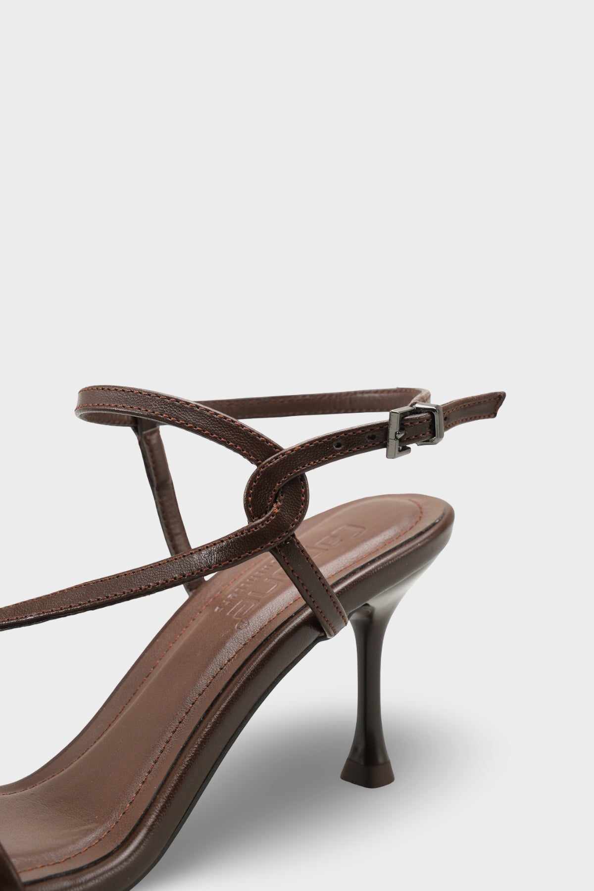 Corilla Yuvarlak Burunlu Orta Topuklu Bilekten Bantlı Kadın Şık Ayakkabı