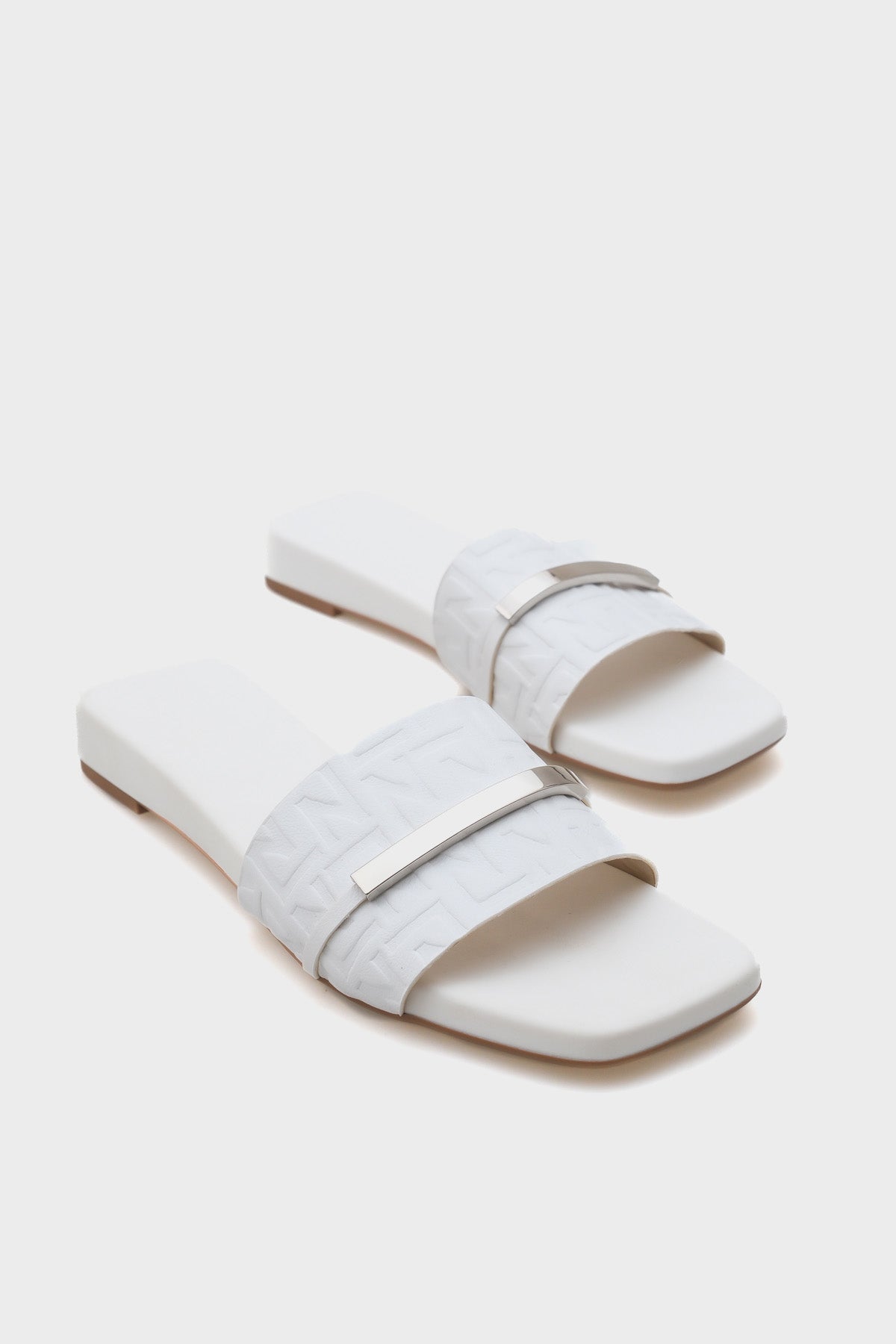 Mame Küt Burunlu Metal Aksesuarlı Kısa Topuklu Konfor Kadın Terlik