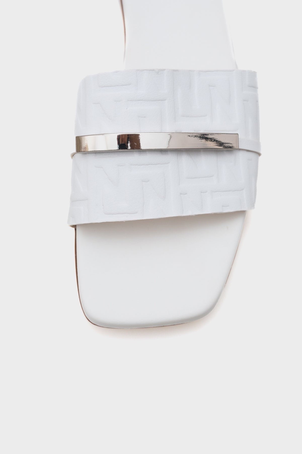 Mame Küt Burunlu Metal Aksesuarlı Kısa Topuklu Konfor Kadın Terlik