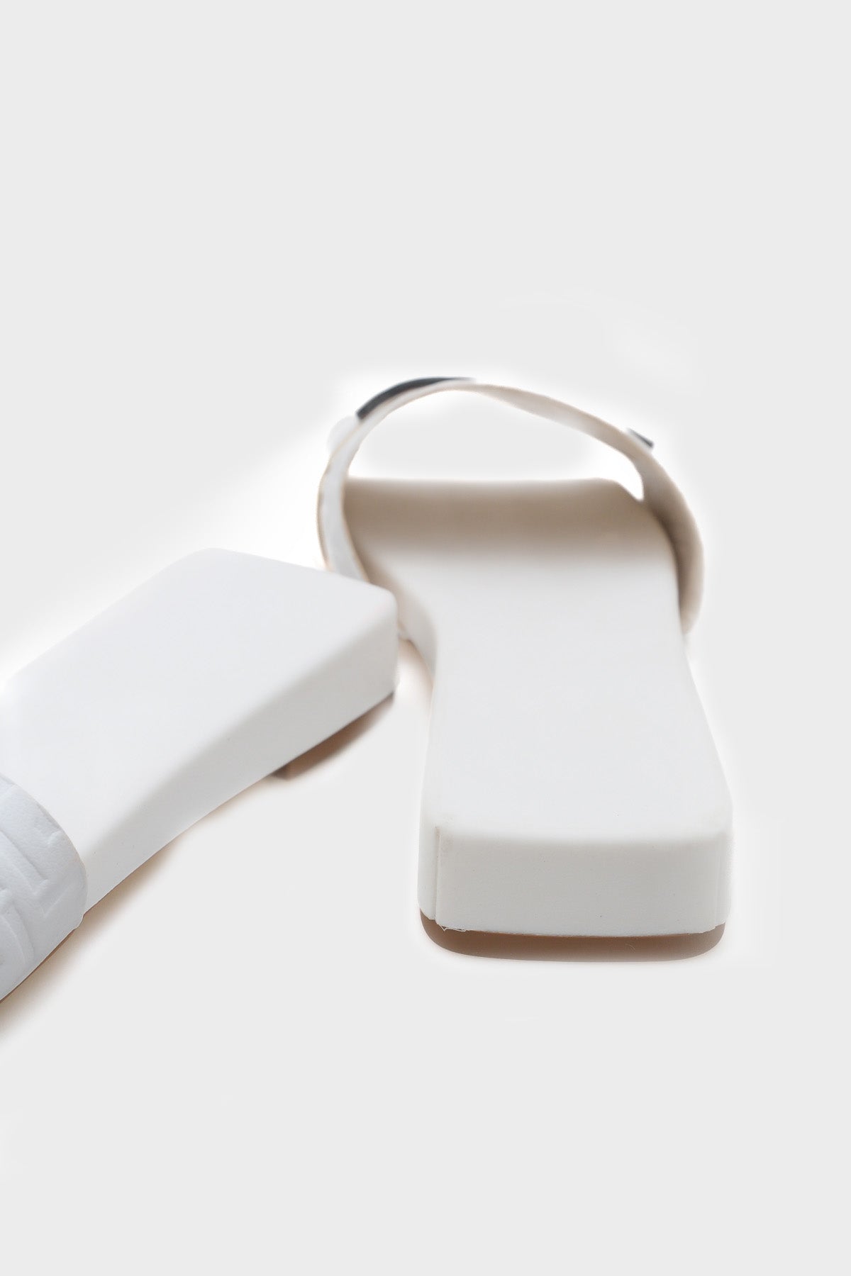 Mame Küt Burunlu Metal Aksesuarlı Kısa Topuklu Konfor Kadın Terlik