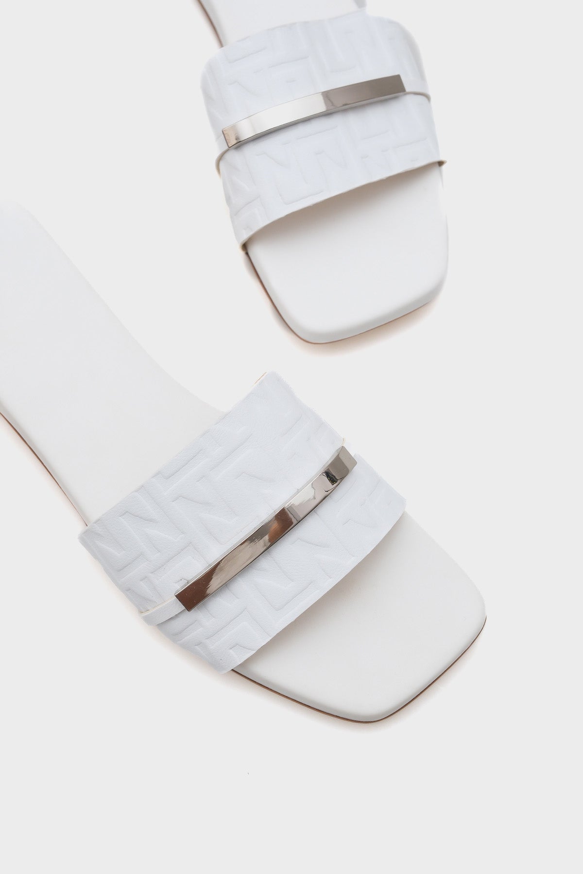 Mame Küt Burunlu Metal Aksesuarlı Kısa Topuklu Konfor Kadın Terlik