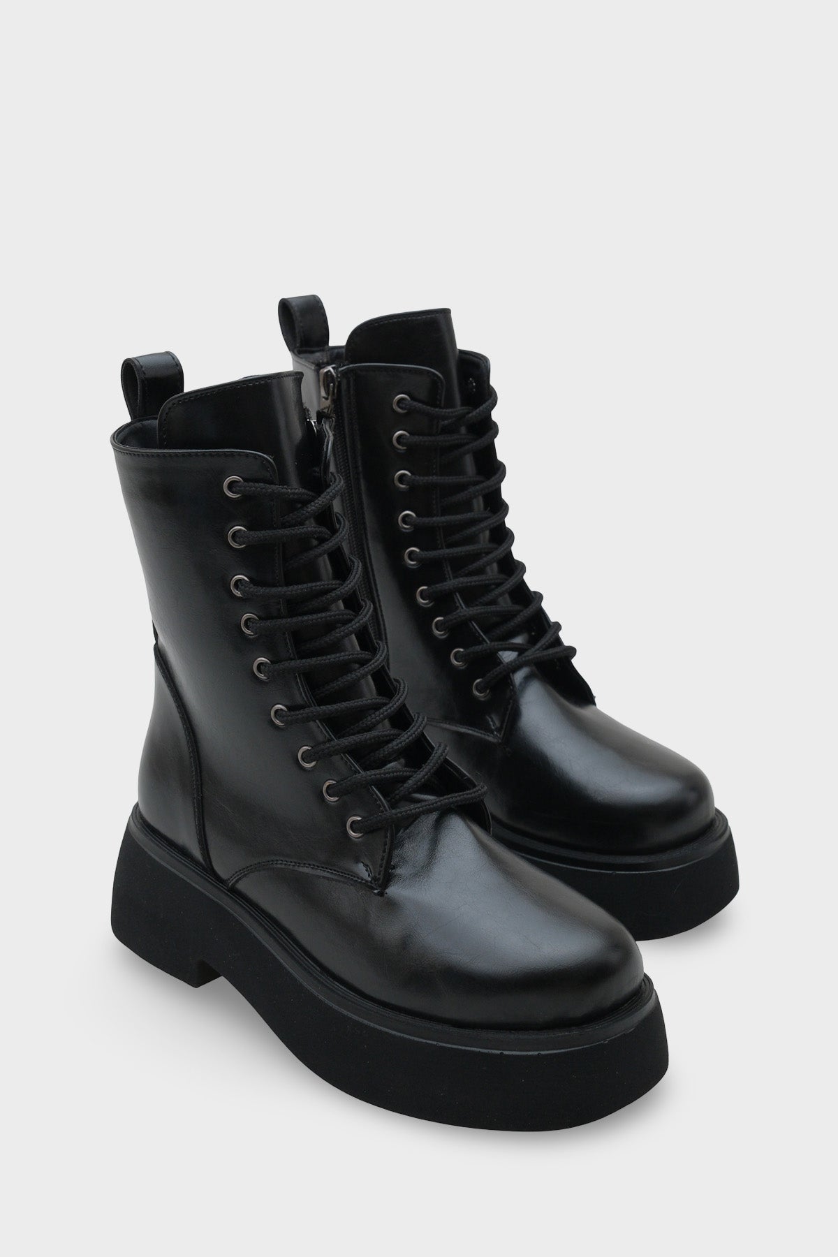 Melessa Yuvarlak Burunlu Yandan Fermuarlı Trak Tabanlı Kadın Bot