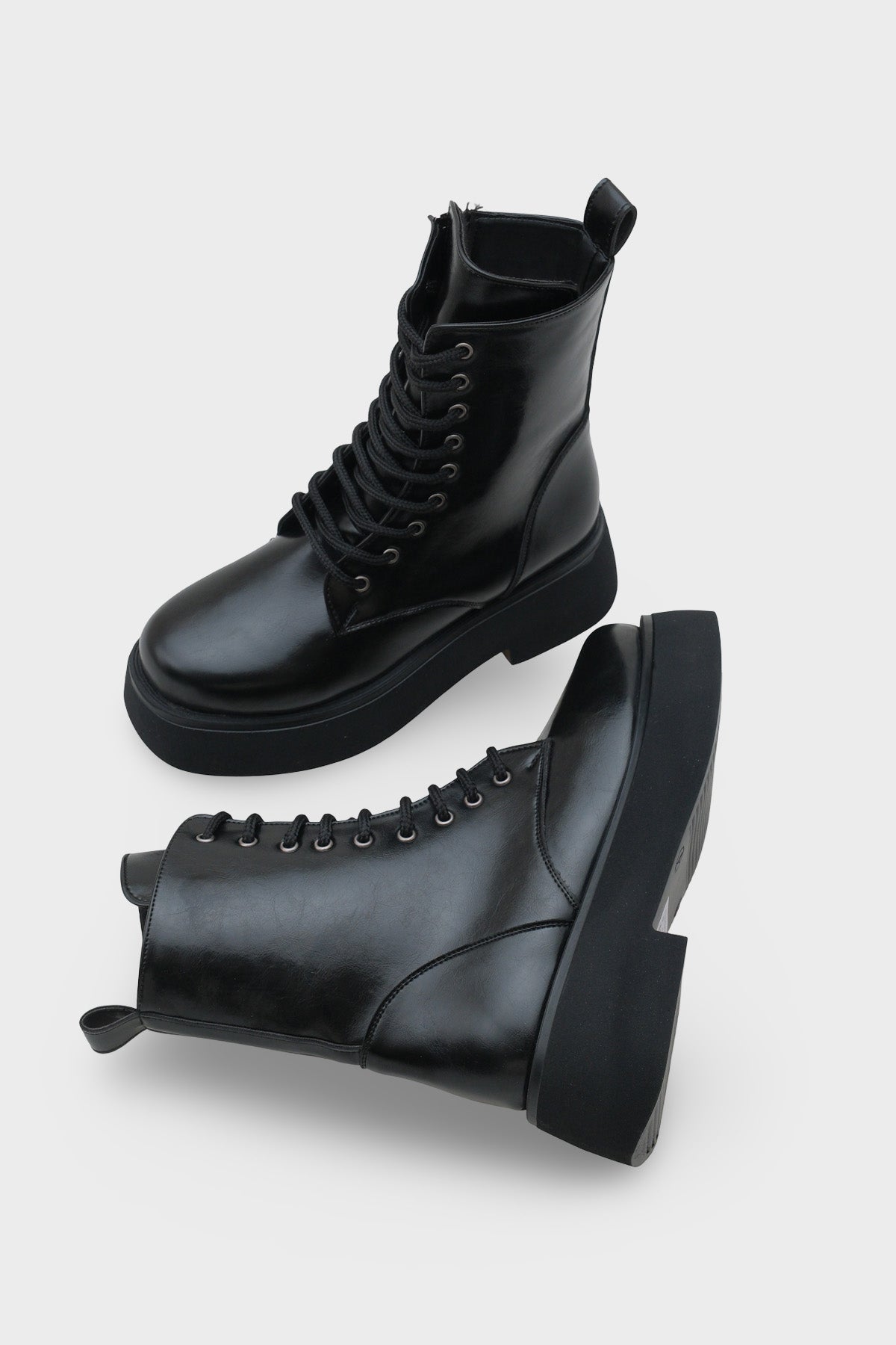 Melessa Yuvarlak Burunlu Yandan Fermuarlı Trak Tabanlı Kadın Bot