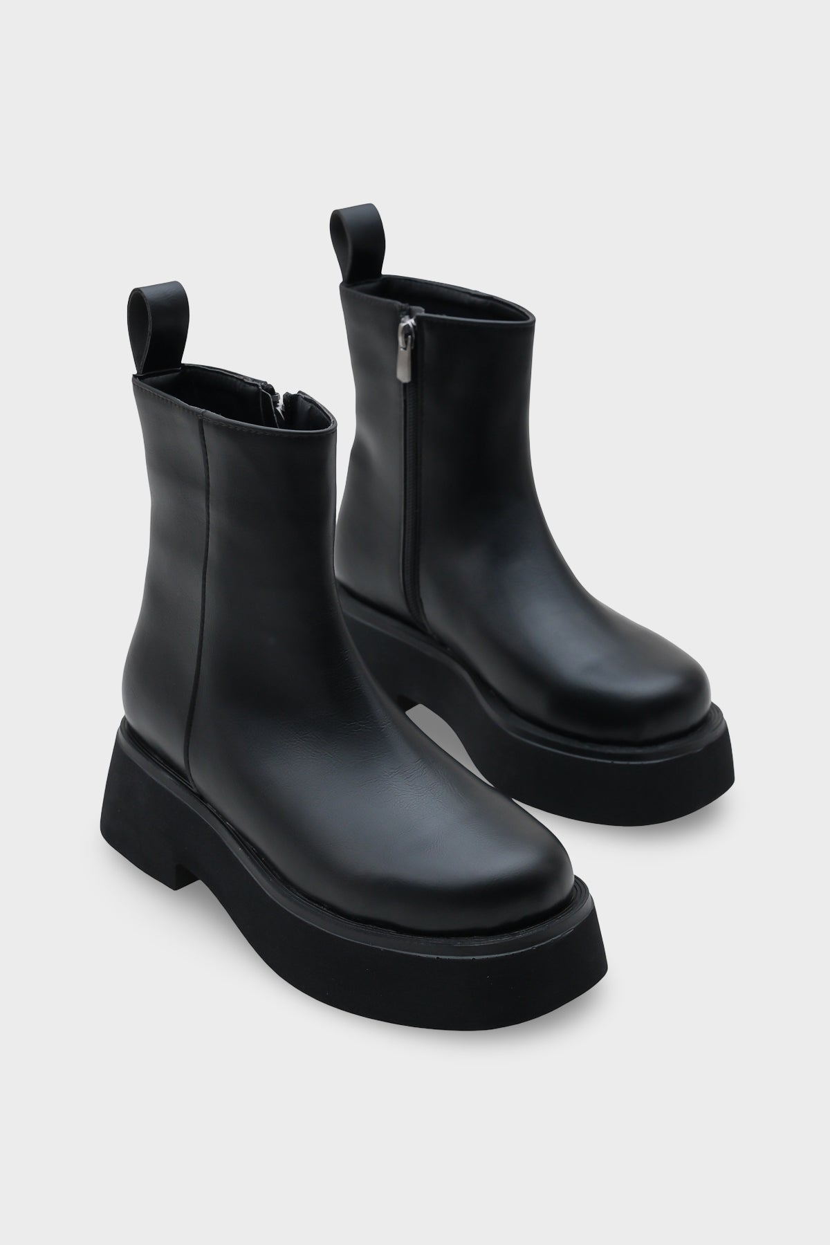 Darla Yuvarlak Burunlu Yandan Fermuarlı Trak Tabanlı Kadın Bot