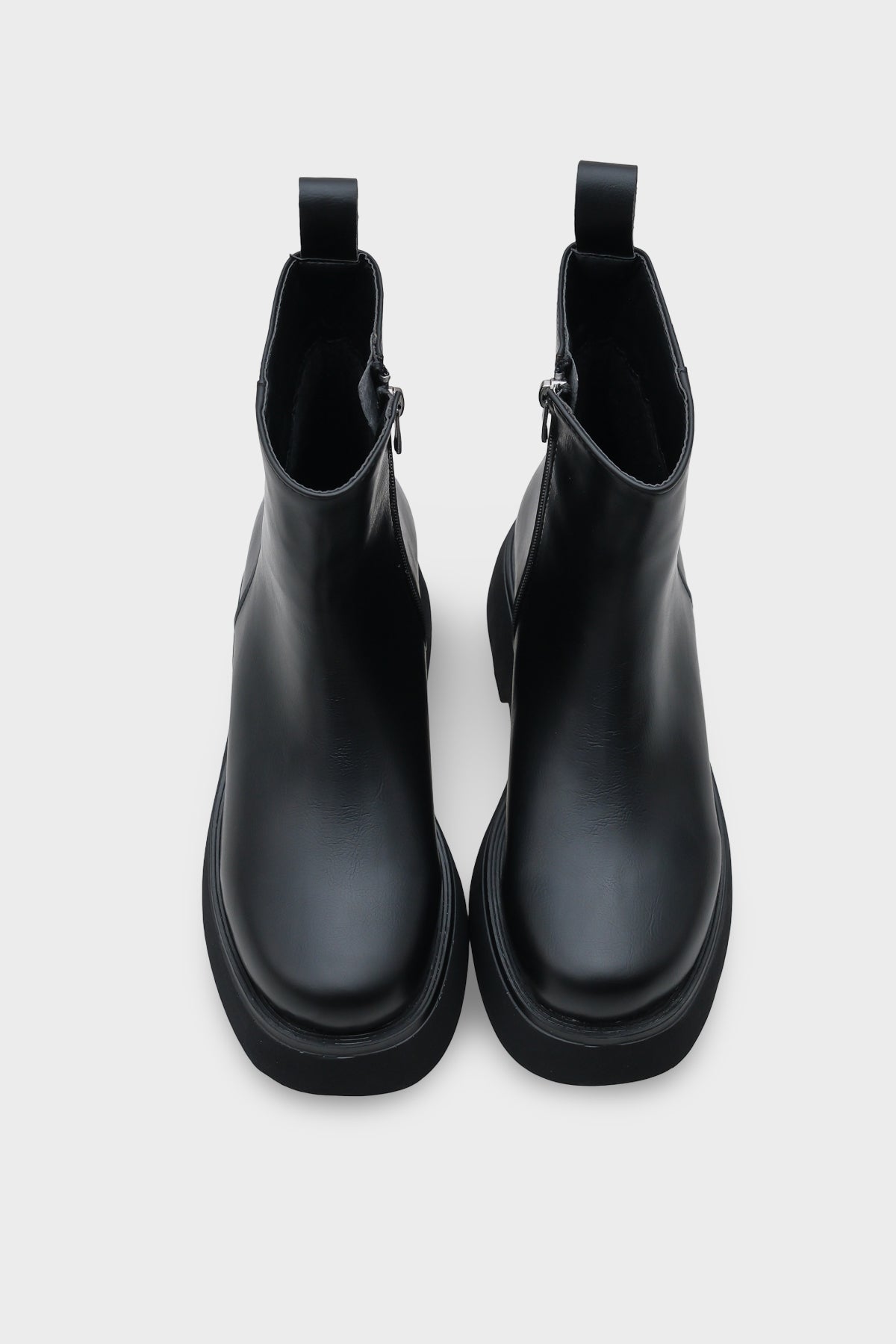 Darla Yuvarlak Burunlu Yandan Fermuarlı Trak Tabanlı Kadın Bot