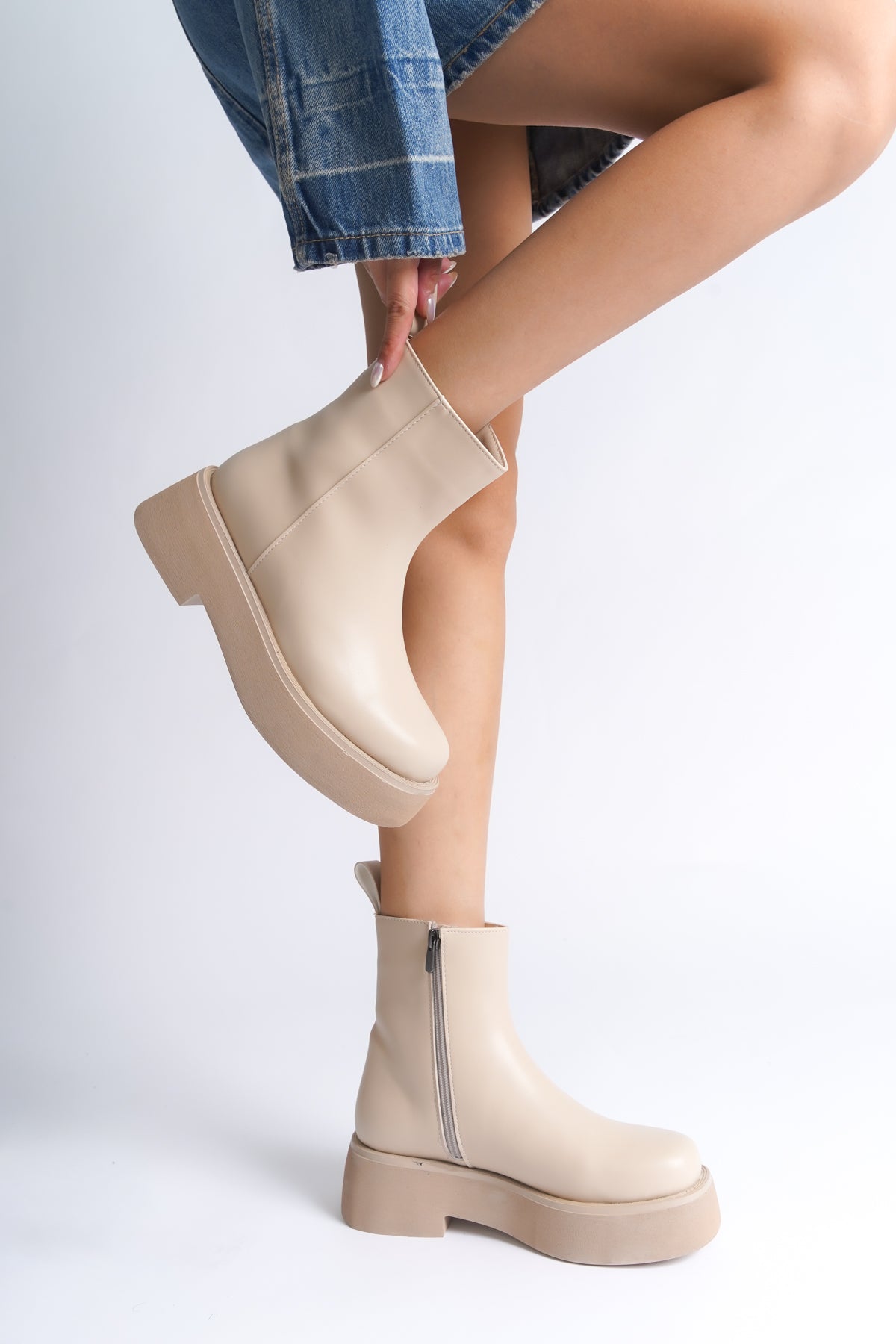 Darla Yuvarlak Burunlu Yandan Fermuarlı Trak Tabanlı Kadın Bot