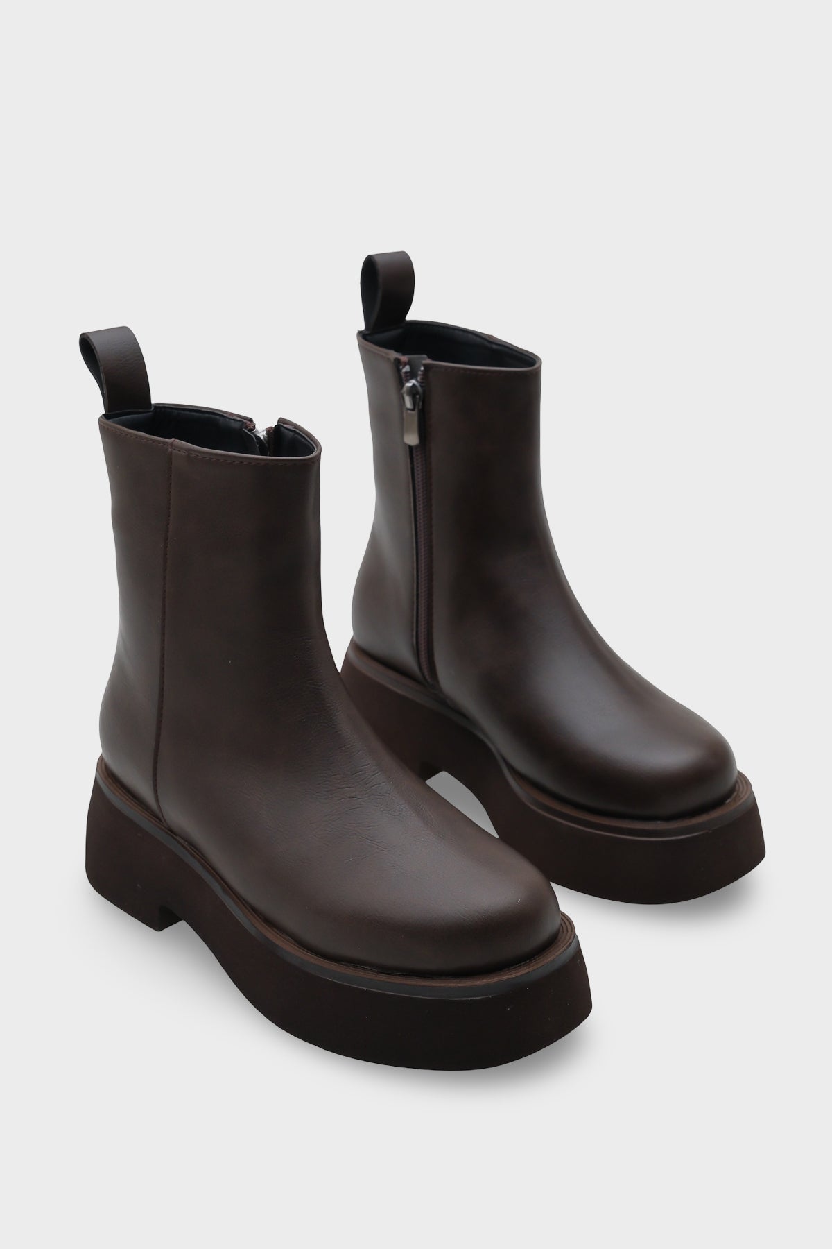 Darla Yuvarlak Burunlu Yandan Fermuarlı Trak Tabanlı Kadın Bot