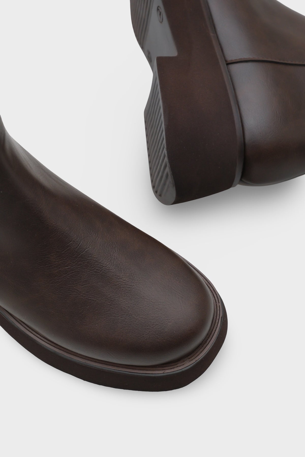 Darla Yuvarlak Burunlu Yandan Fermuarlı Trak Tabanlı Kadın Bot