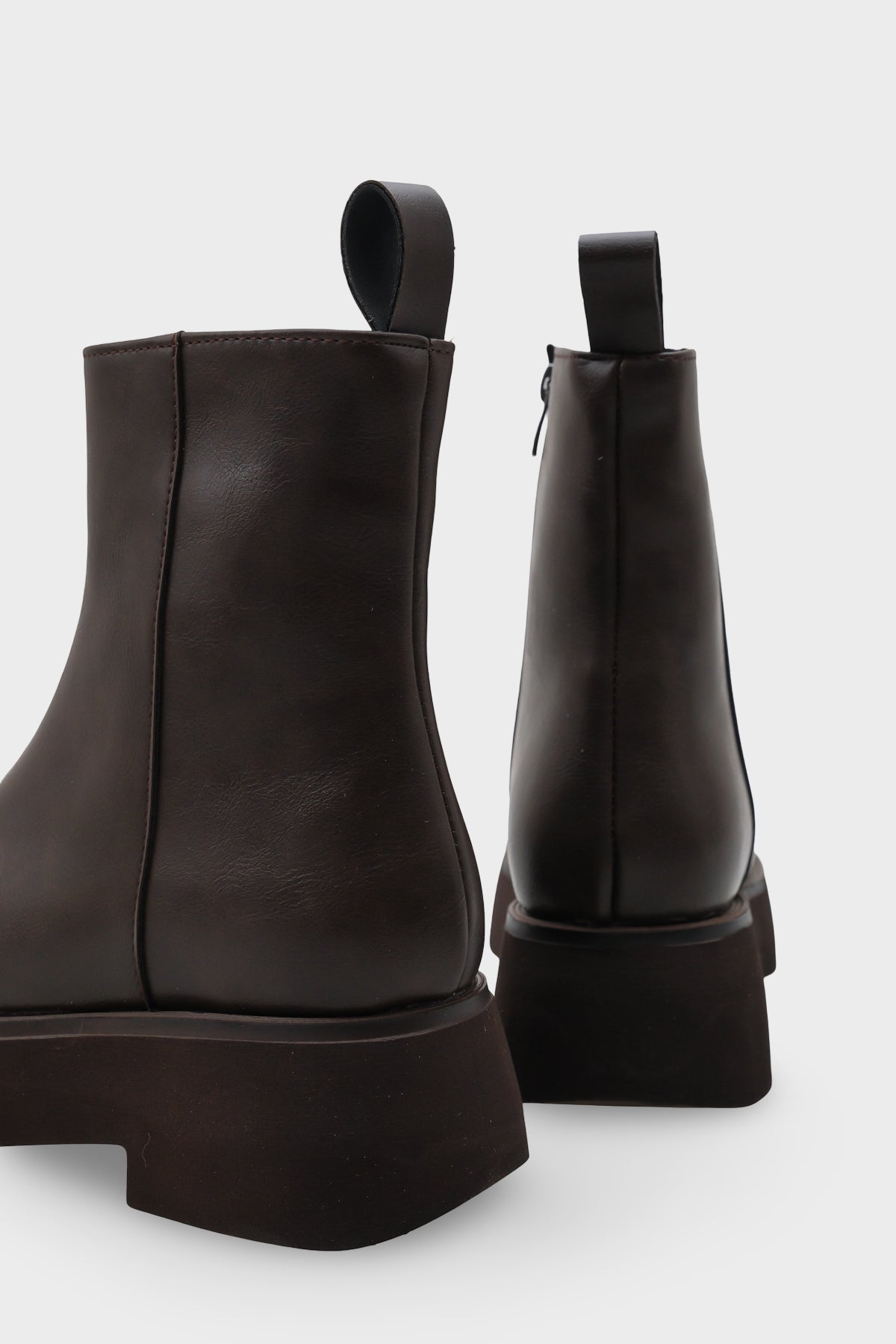 Darla Yuvarlak Burunlu Yandan Fermuarlı Trak Tabanlı Kadın Bot