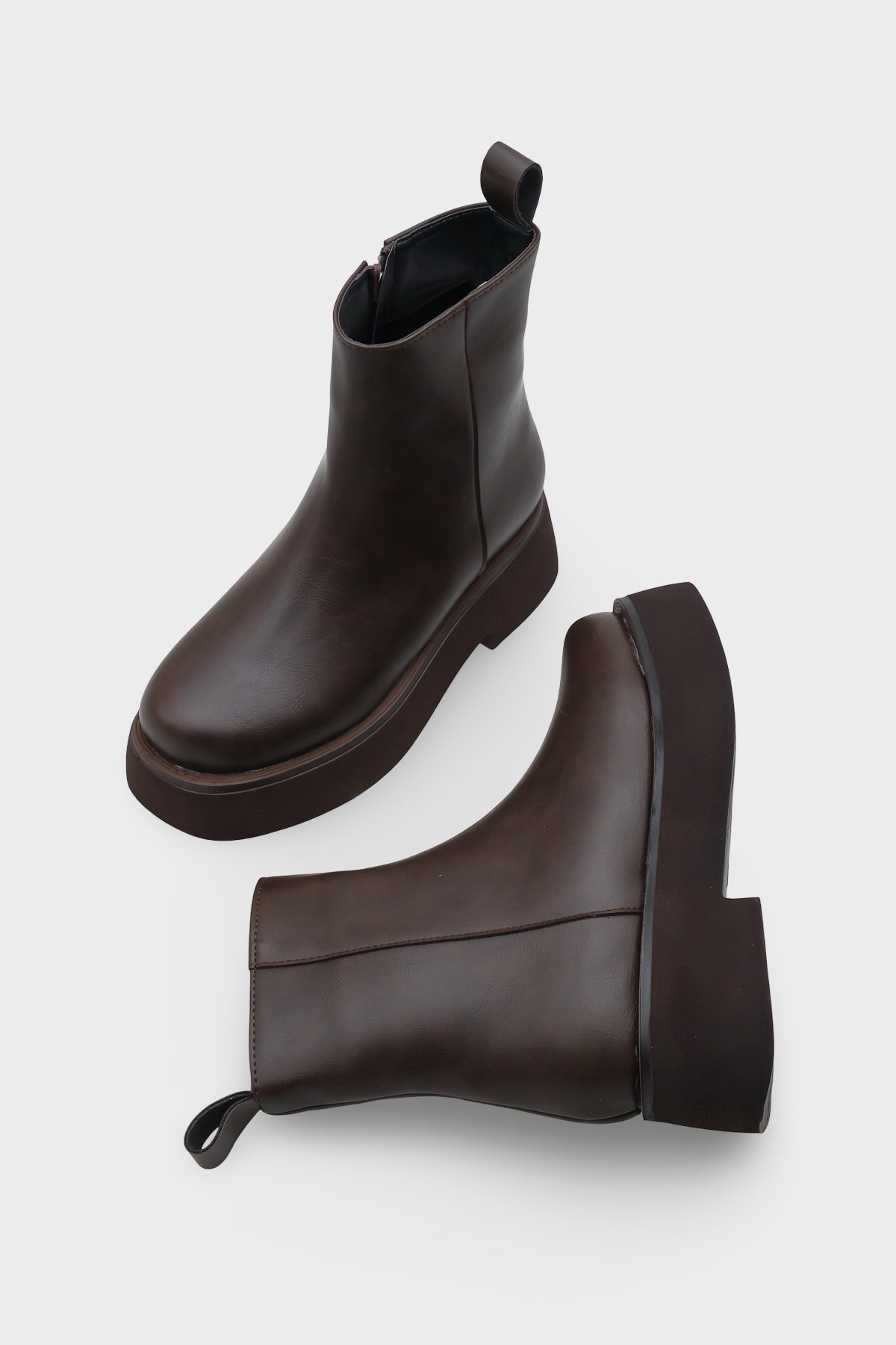 Darla Yuvarlak Burunlu Yandan Fermuarlı Trak Tabanlı Kadın Bot