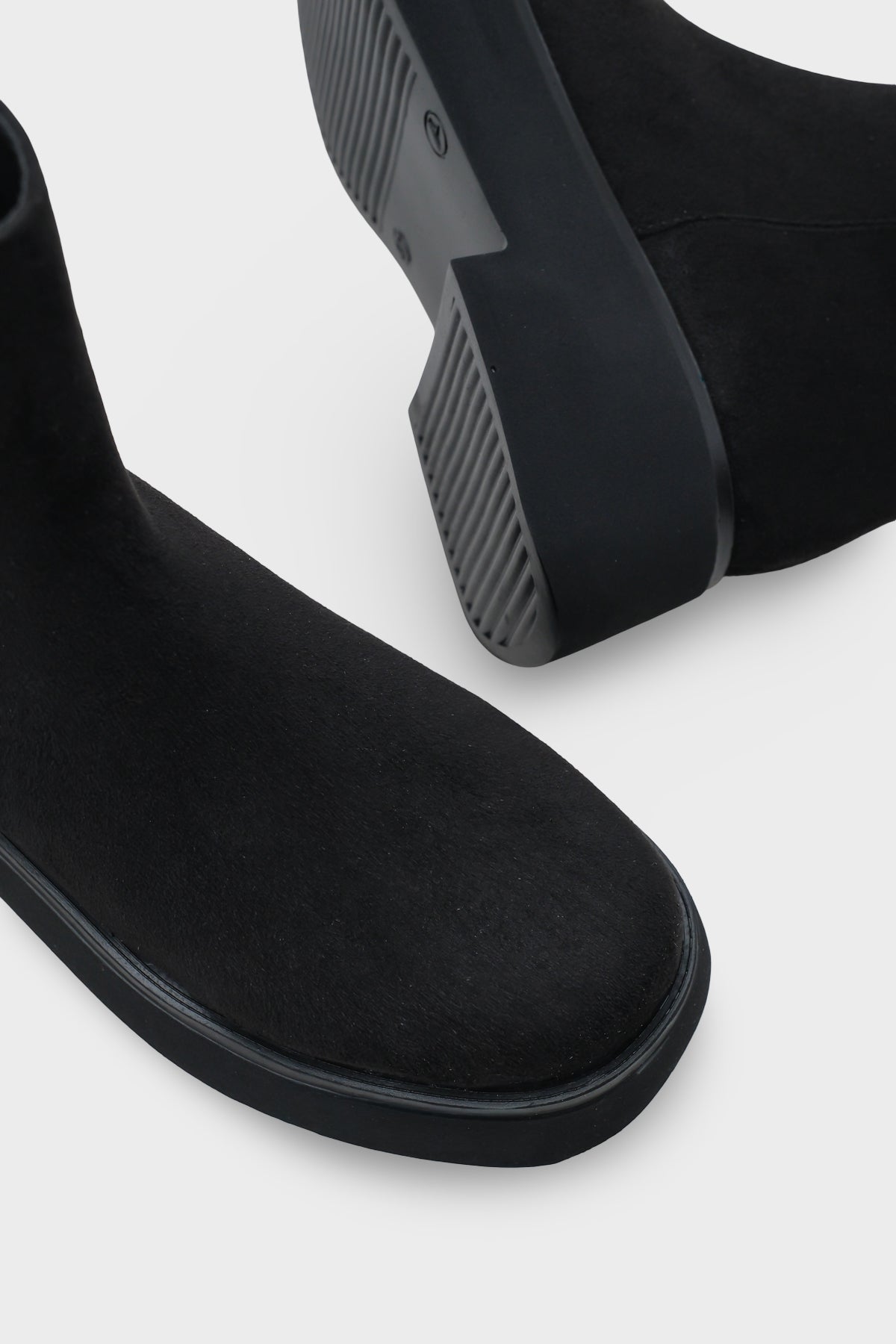 Darla Yuvarlak Burunlu Yandan Fermuarlı Trak Tabanlı Kadın Bot