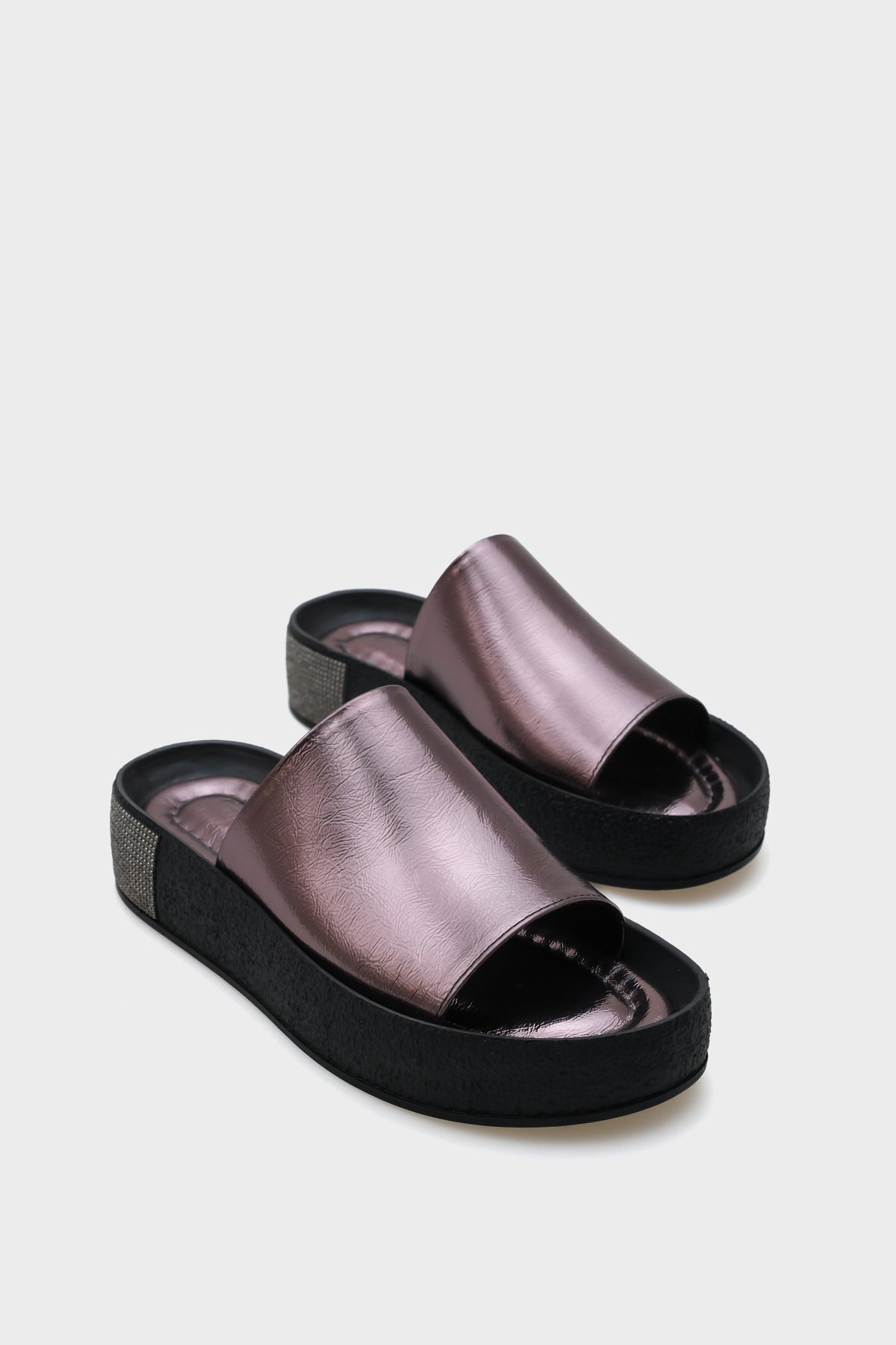 Marci Tek Geniş Bantlı Taşlı Detaylı Dolgu Topuk Metalik Kadın Terlik