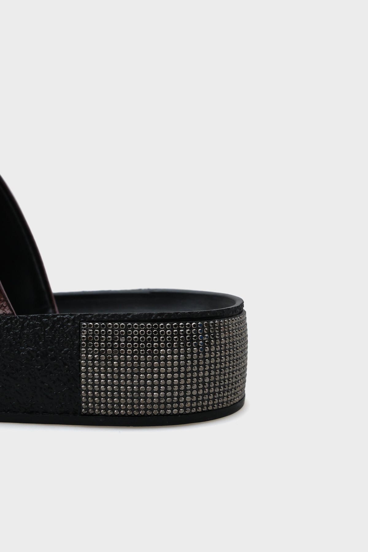 Marci Tek Geniş Bantlı Taşlı Detaylı Dolgu Topuk Metalik Kadın Terlik