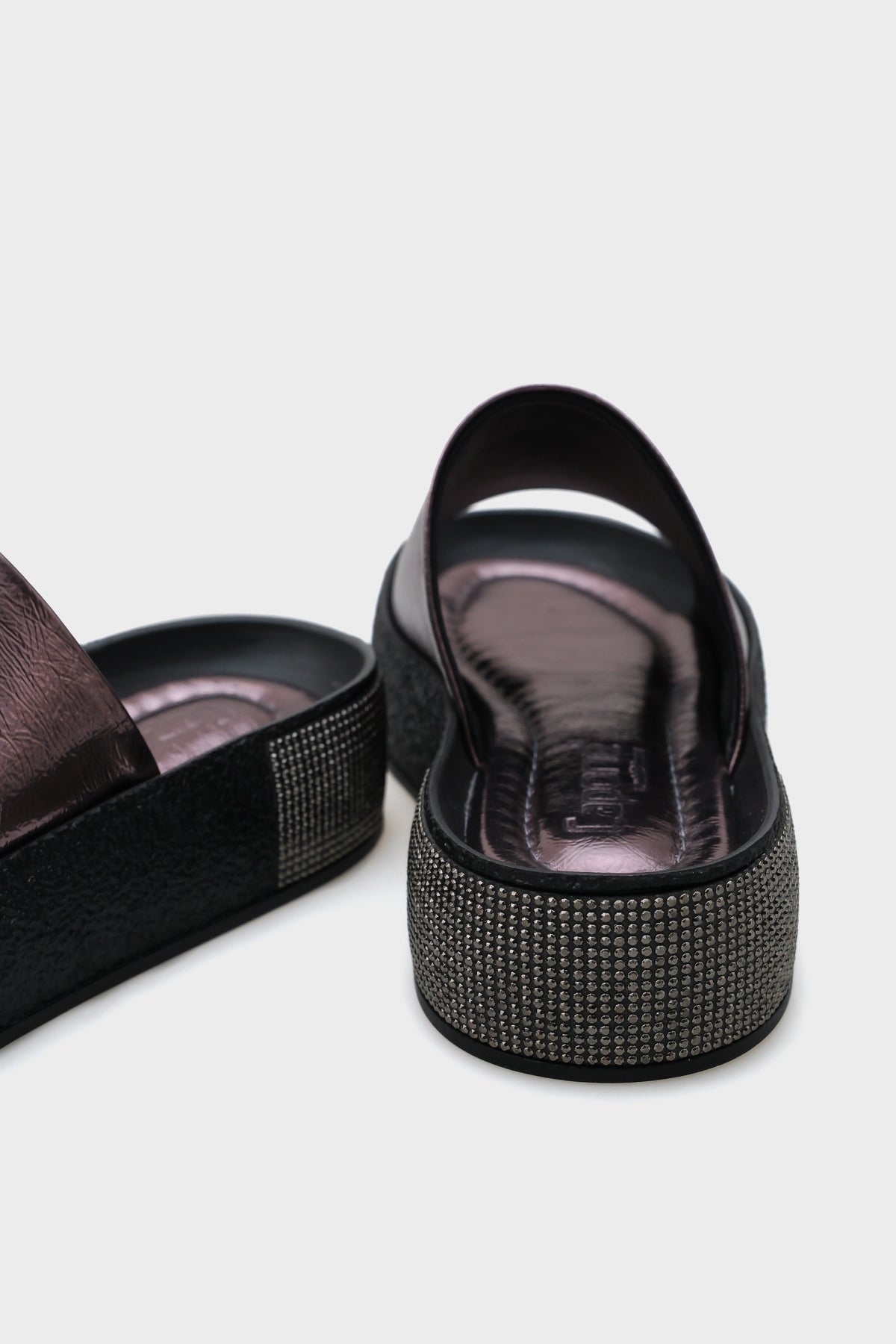 Marci Tek Geniş Bantlı Taşlı Detaylı Dolgu Topuk Metalik Kadın Terlik