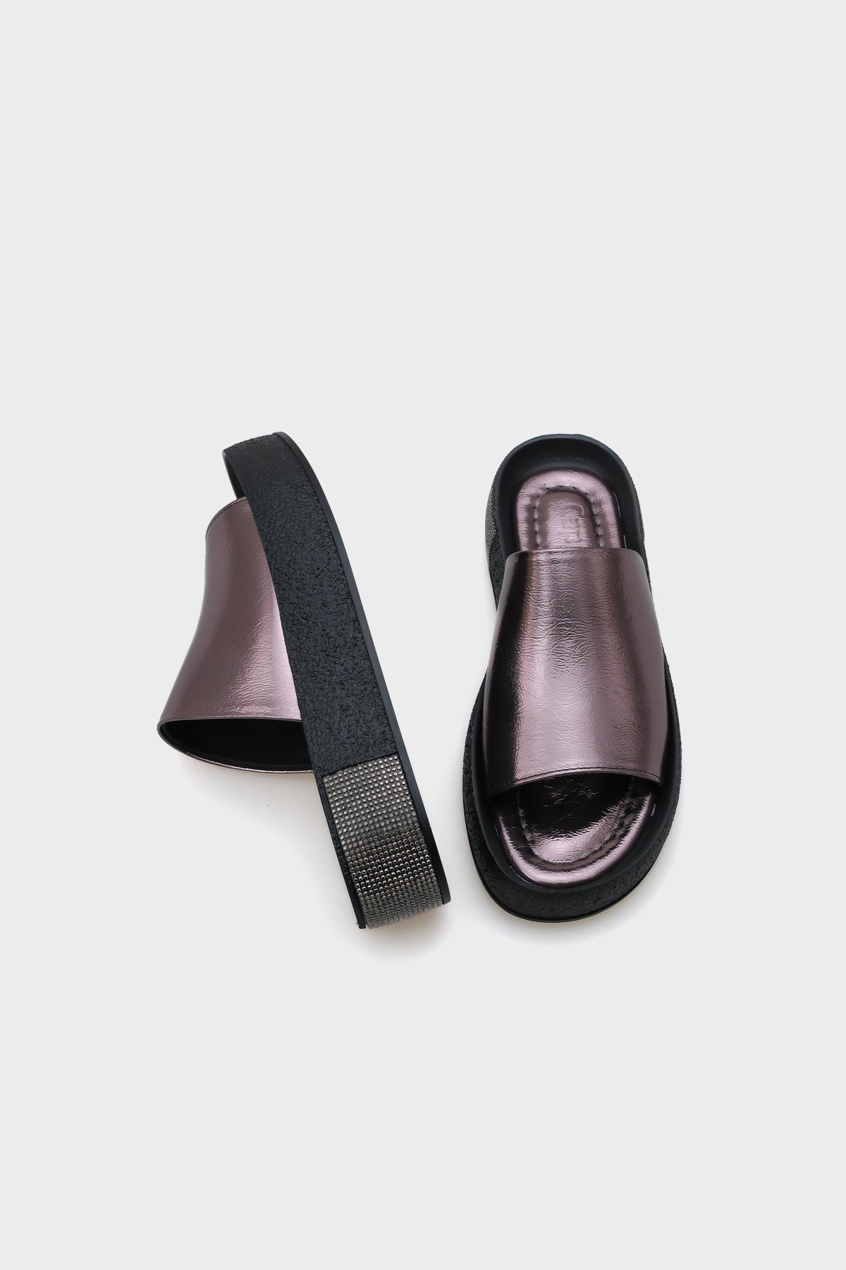 Marci Tek Geniş Bantlı Taşlı Detaylı Dolgu Topuk Metalik Kadın Terlik