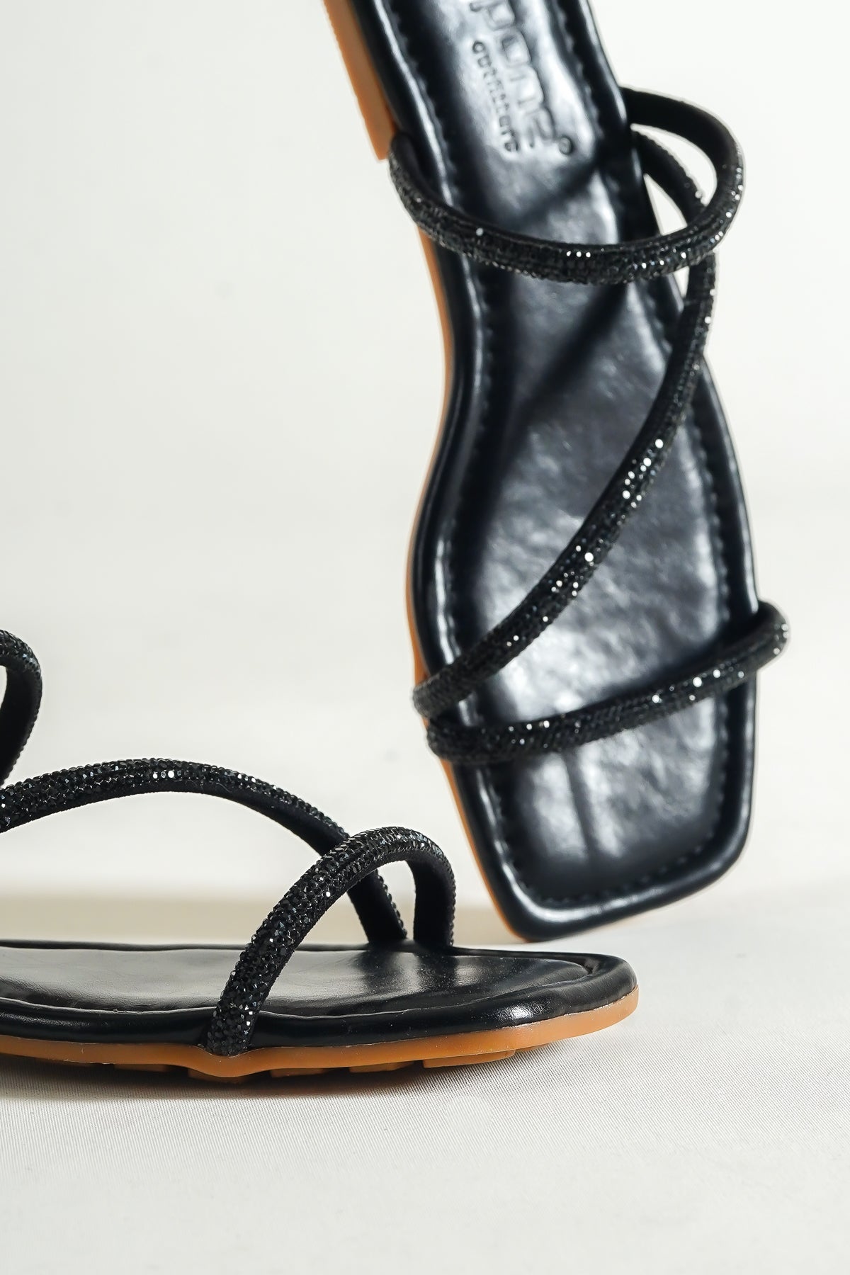 Taşlı 3 Bantlı Düz Topuk Kapitoneli Kadın Terlik