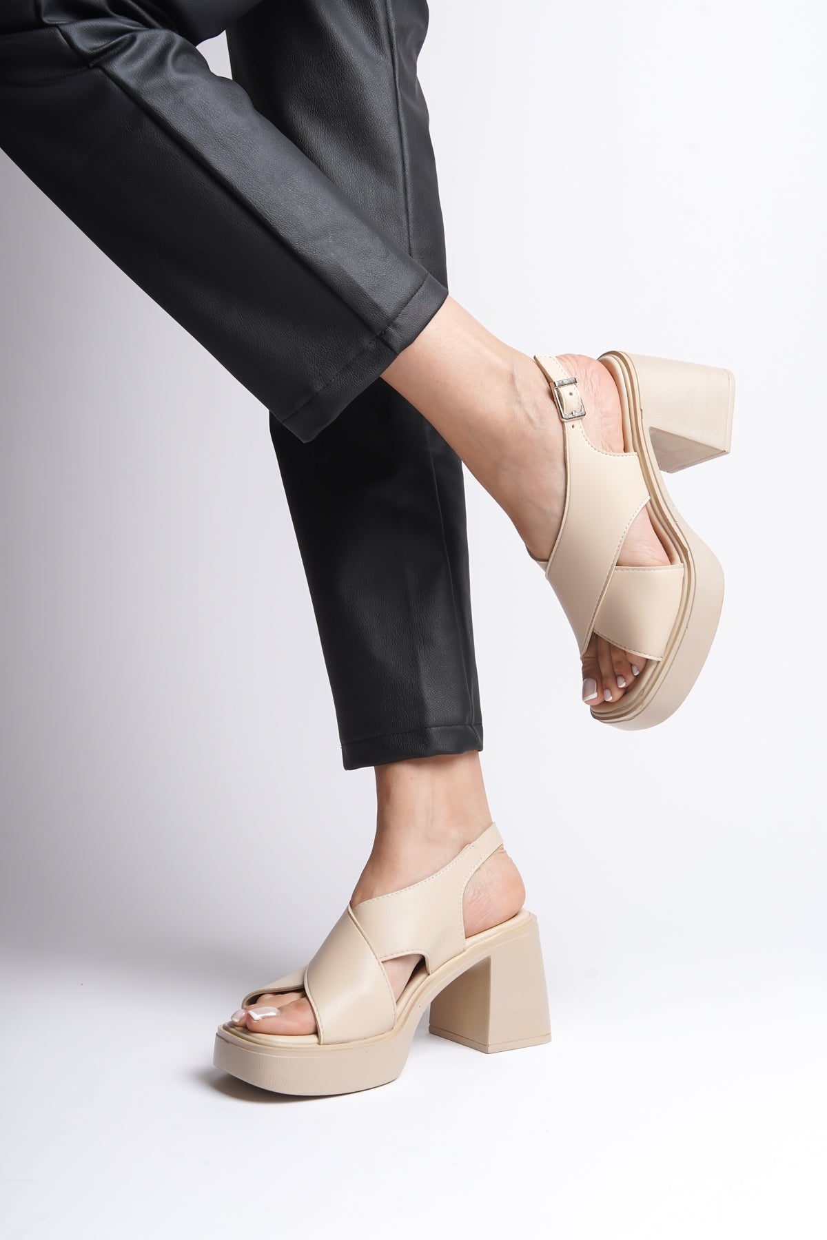 Platform Çapraz Bantlı Kadın Sandalet