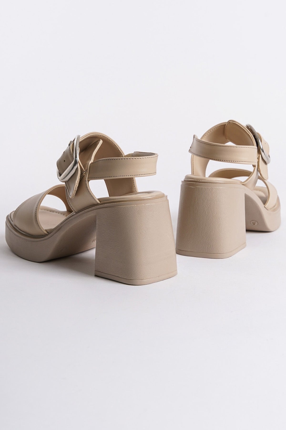 Platform Çift Bantlı Metal Tokalı Kadın Sandalet