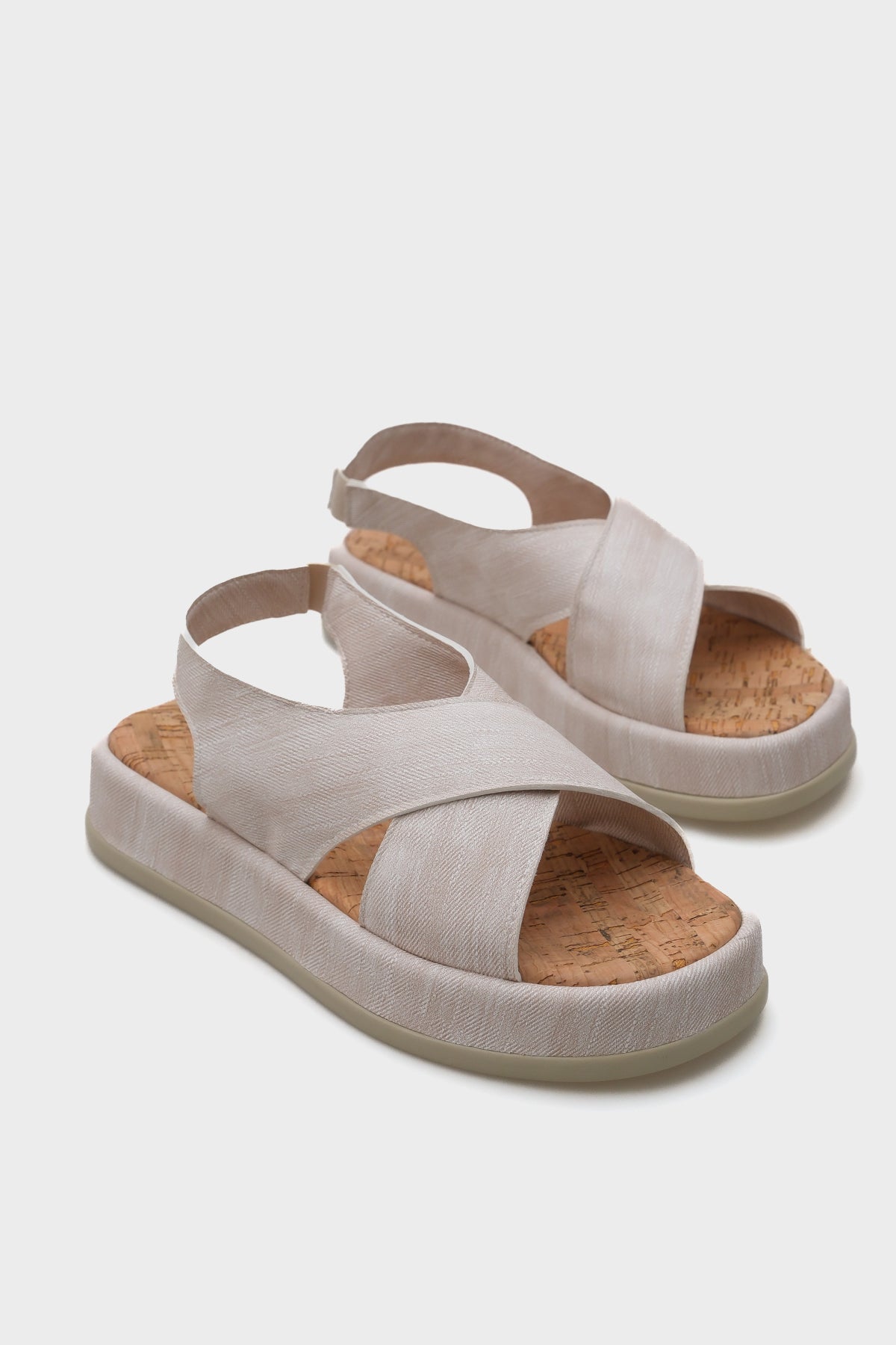 Dena Dolgu Topuklu Çapraz Bantlı Kadın Sandalet