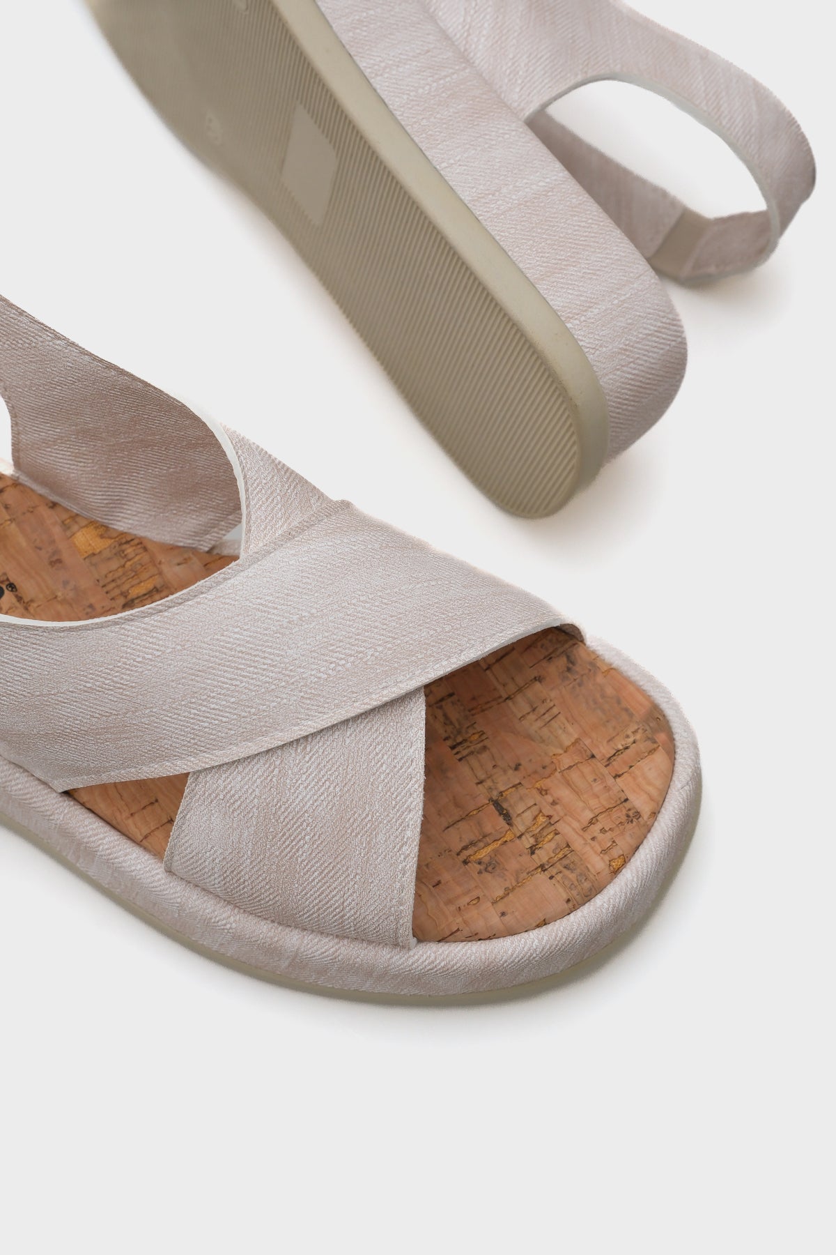 Dena Dolgu Topuklu Çapraz Bantlı Kadın Sandalet