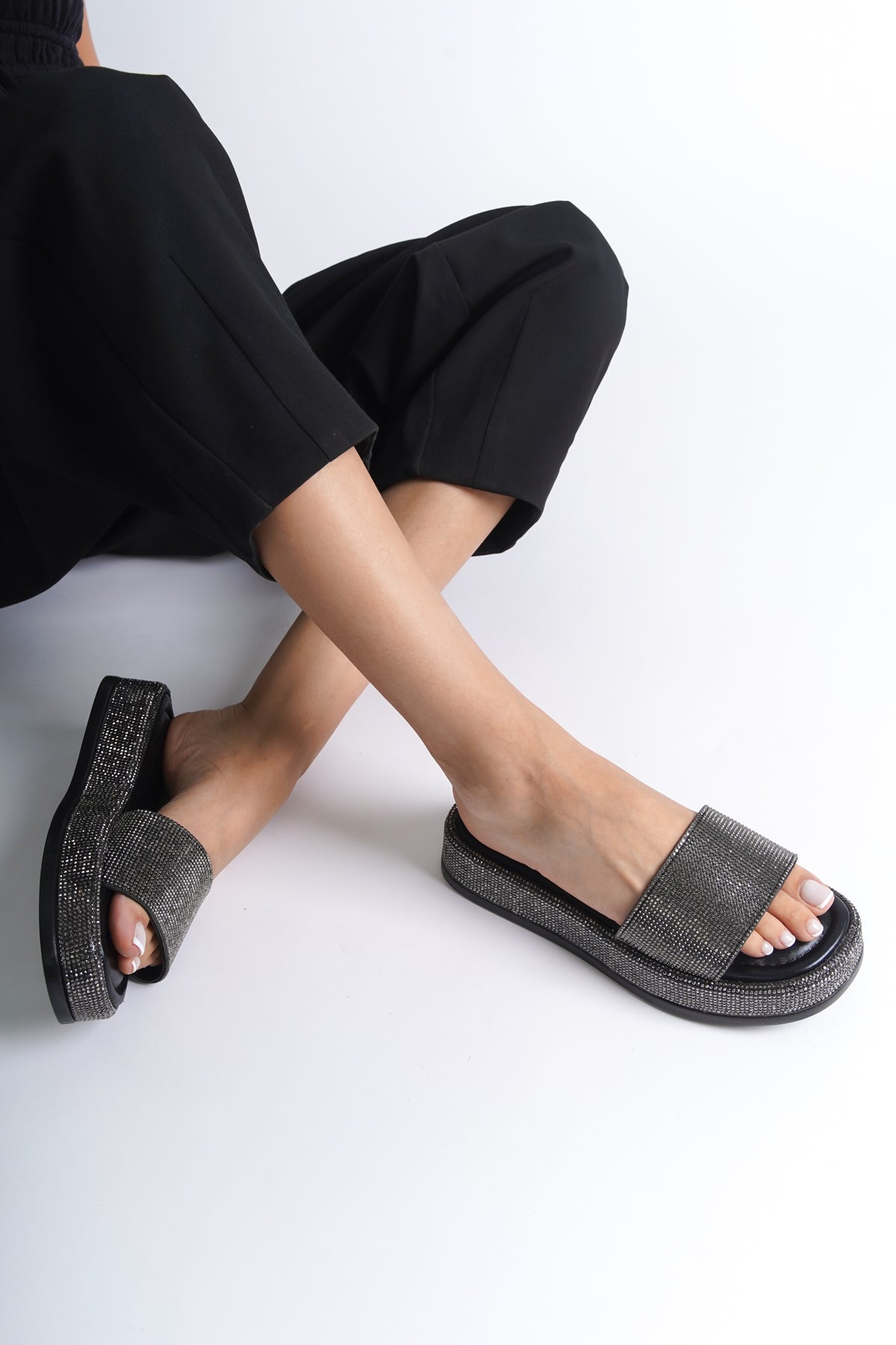 Dolgu Topuklu Taşlı Kadın Terlik