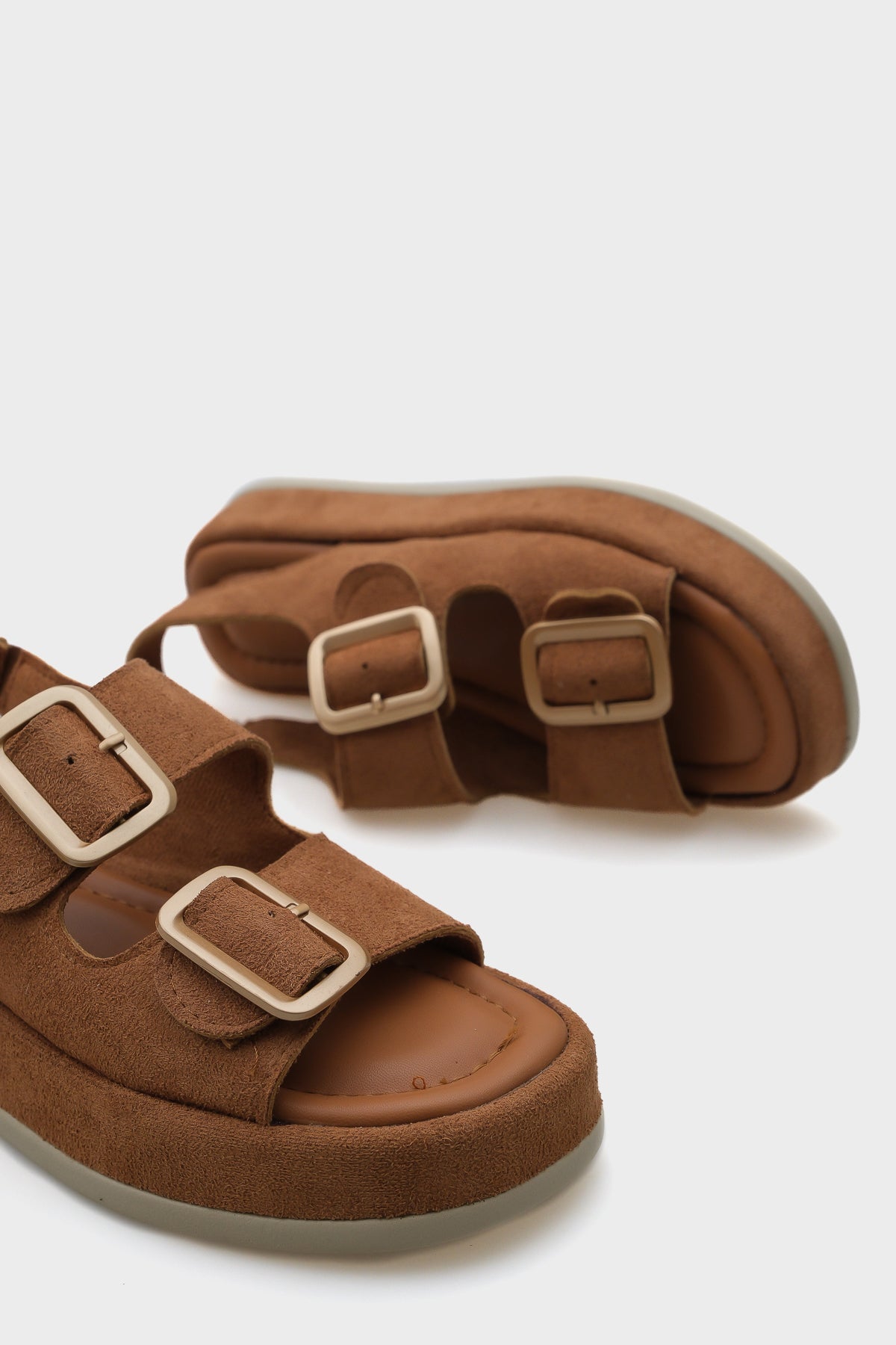 Denice Dolgu Topuklu Çift Bantlı Tokalı Kadın Sandalet