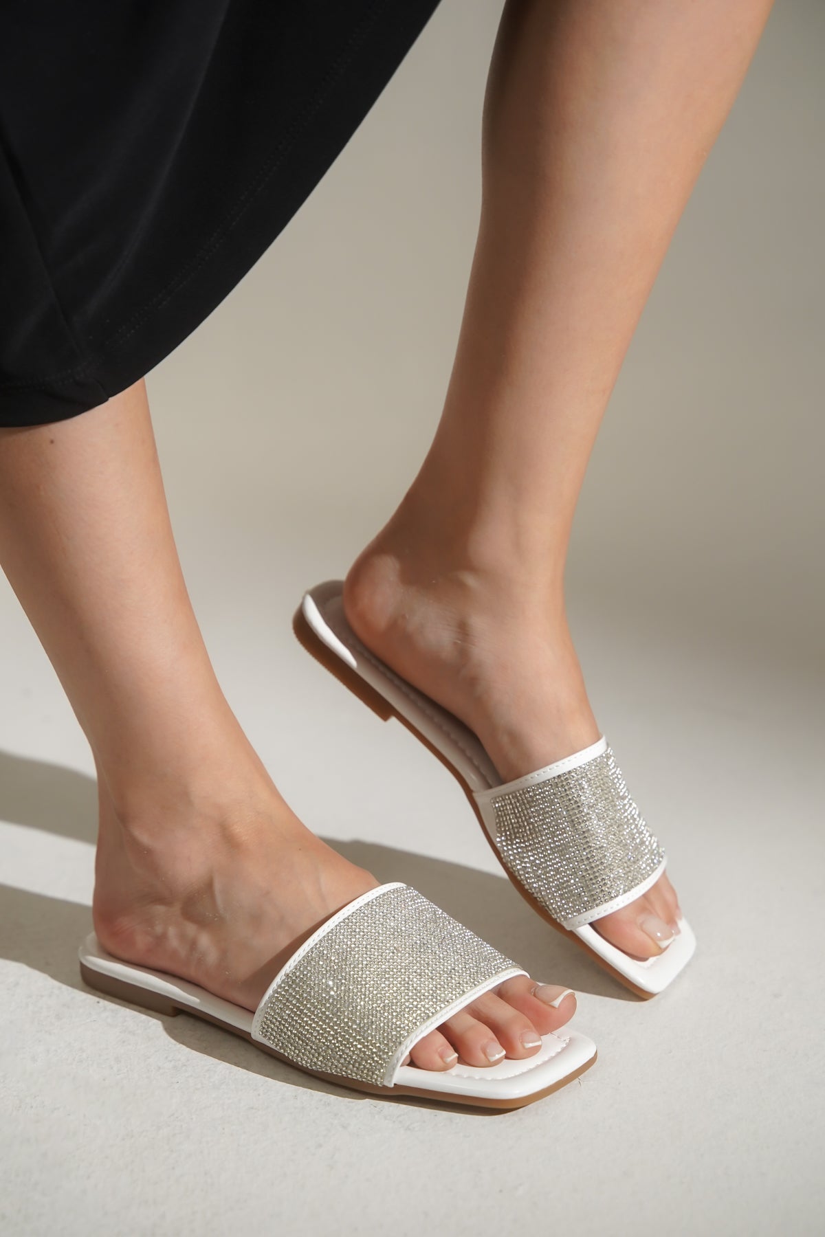 Margo Taşlı Tek Bantlı Düz Topuk Kadın Terlik