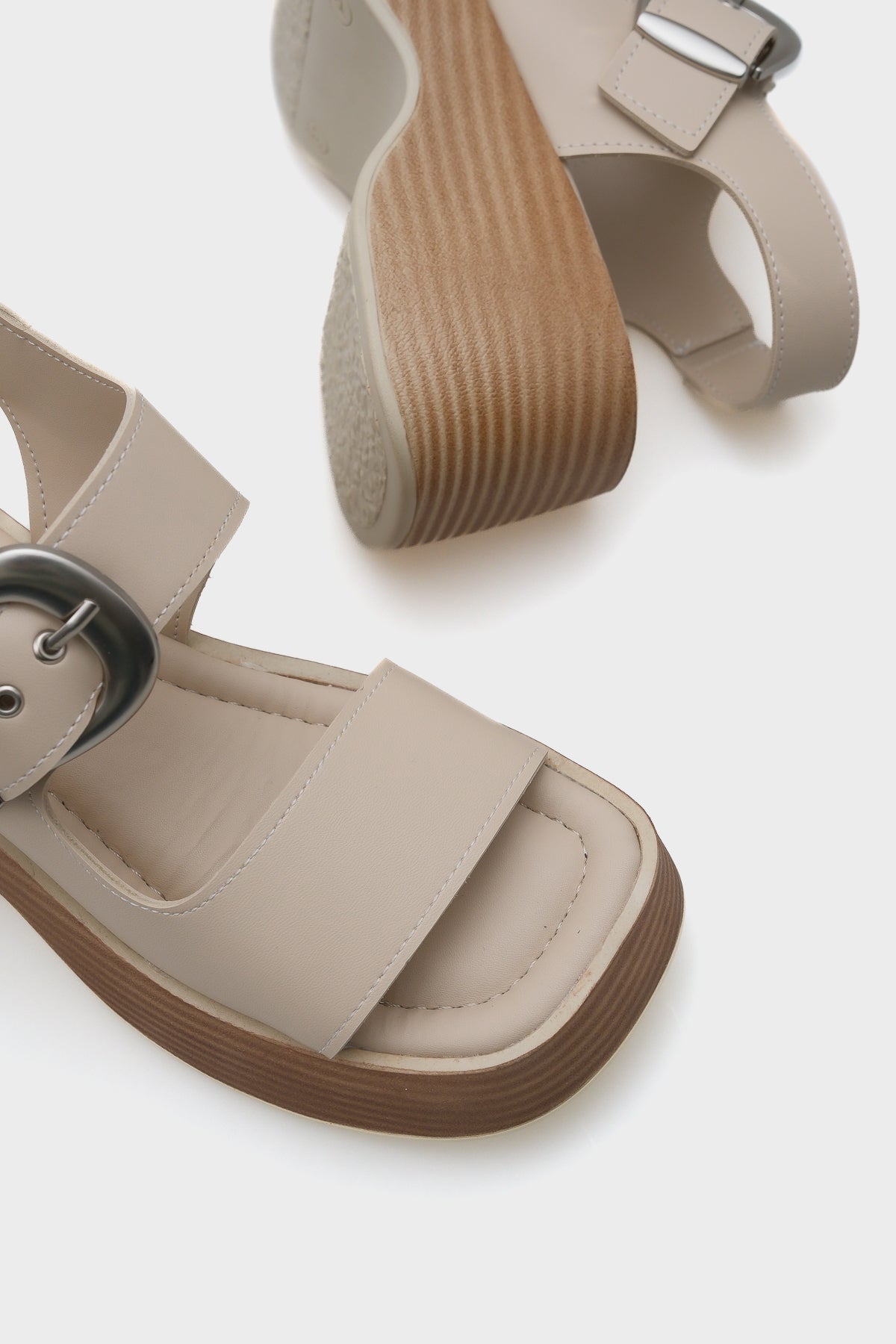 Dina Dolgu Topuklu Tek Tokalı Kadın Sandalet