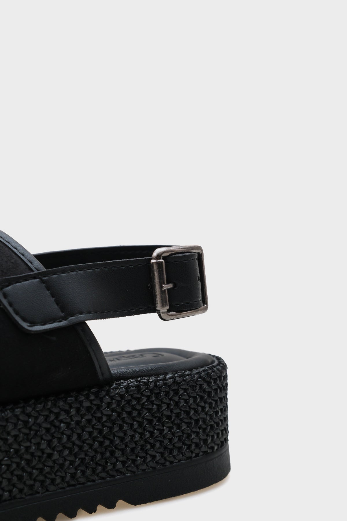 Vena Hasırlı Tek Tokalı Dolgu Topuklu Kadın Sandalet