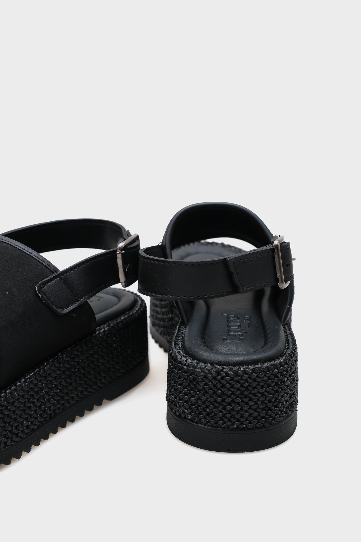 Vena Hasırlı Tek Tokalı Dolgu Topuklu Kadın Sandalet