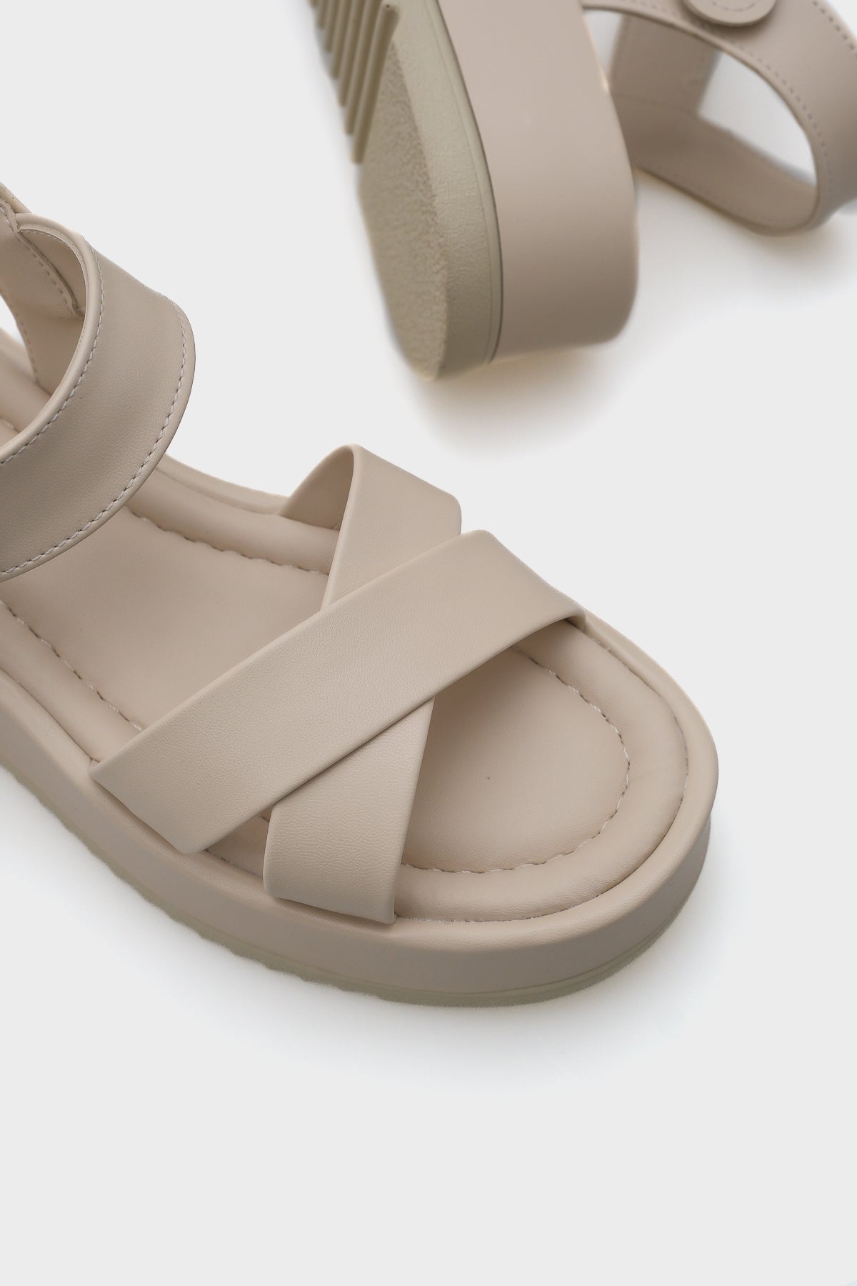 Dolly Çapraz Bantlı Konfor Tokalı Dolgu Topuklu Kadın Sandalet