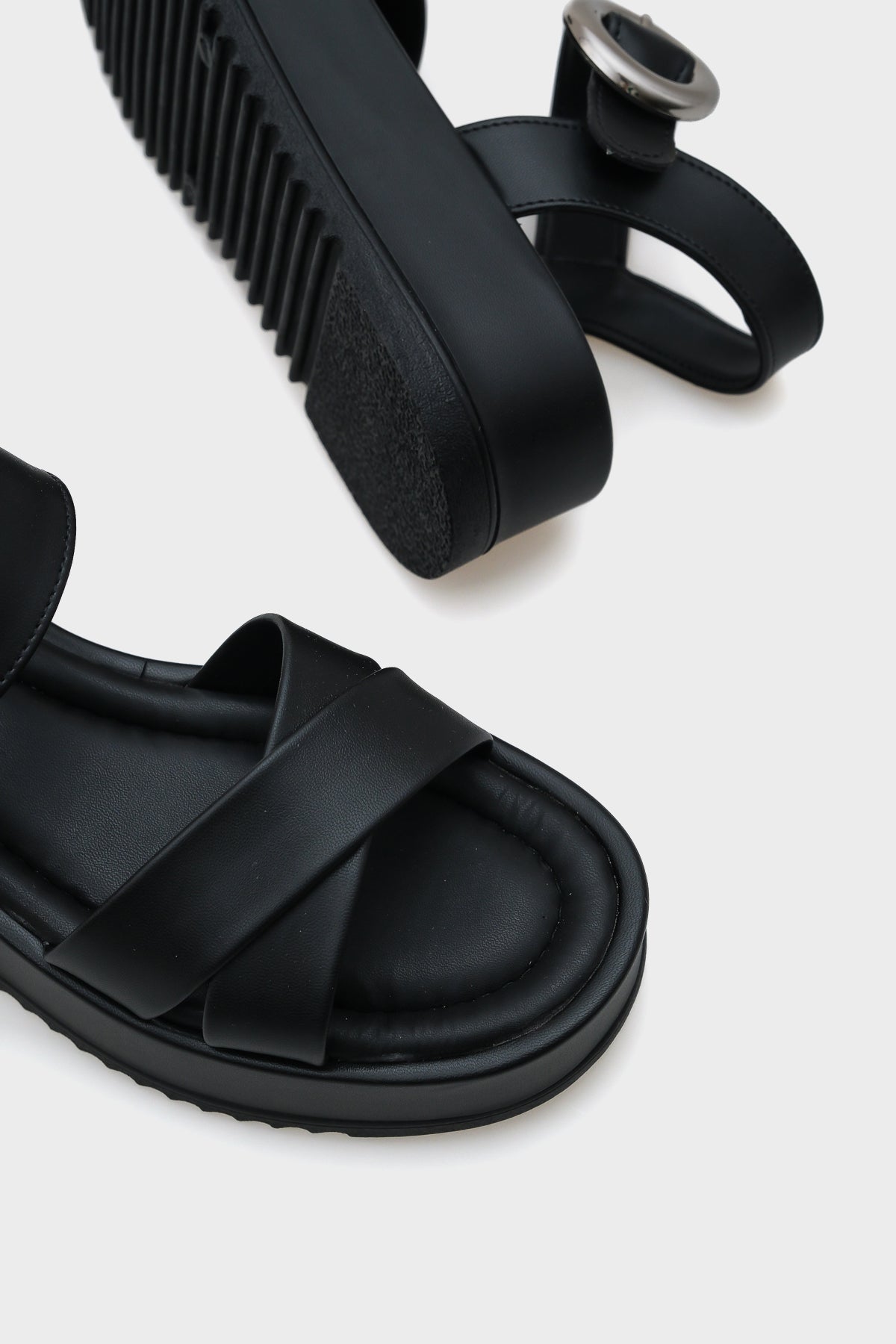 Dolly Çapraz Bantlı Konfor Tokalı Dolgu Topuklu Kadın Sandalet