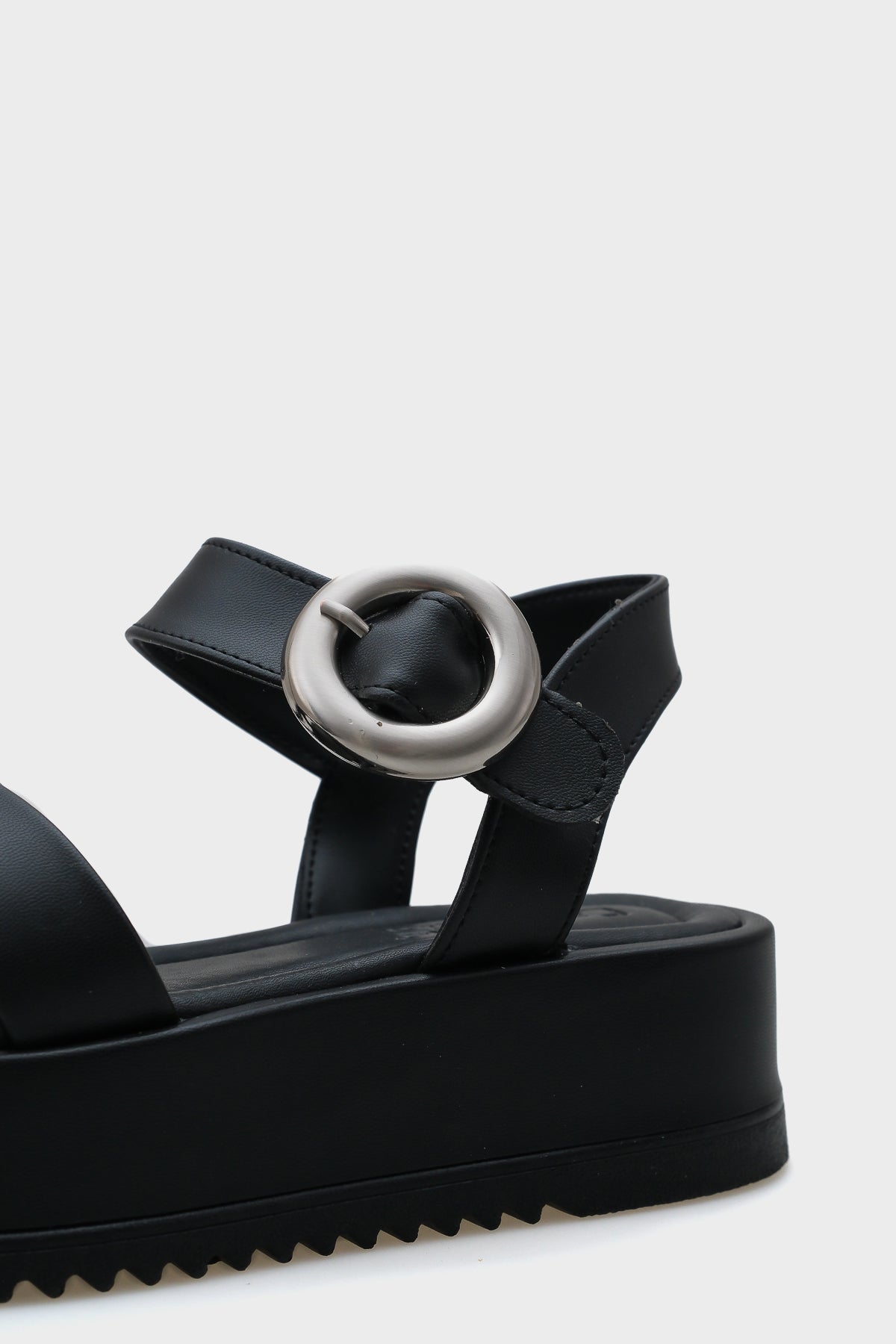 Dolly Çapraz Bantlı Konfor Tokalı Dolgu Topuklu Kadın Sandalet