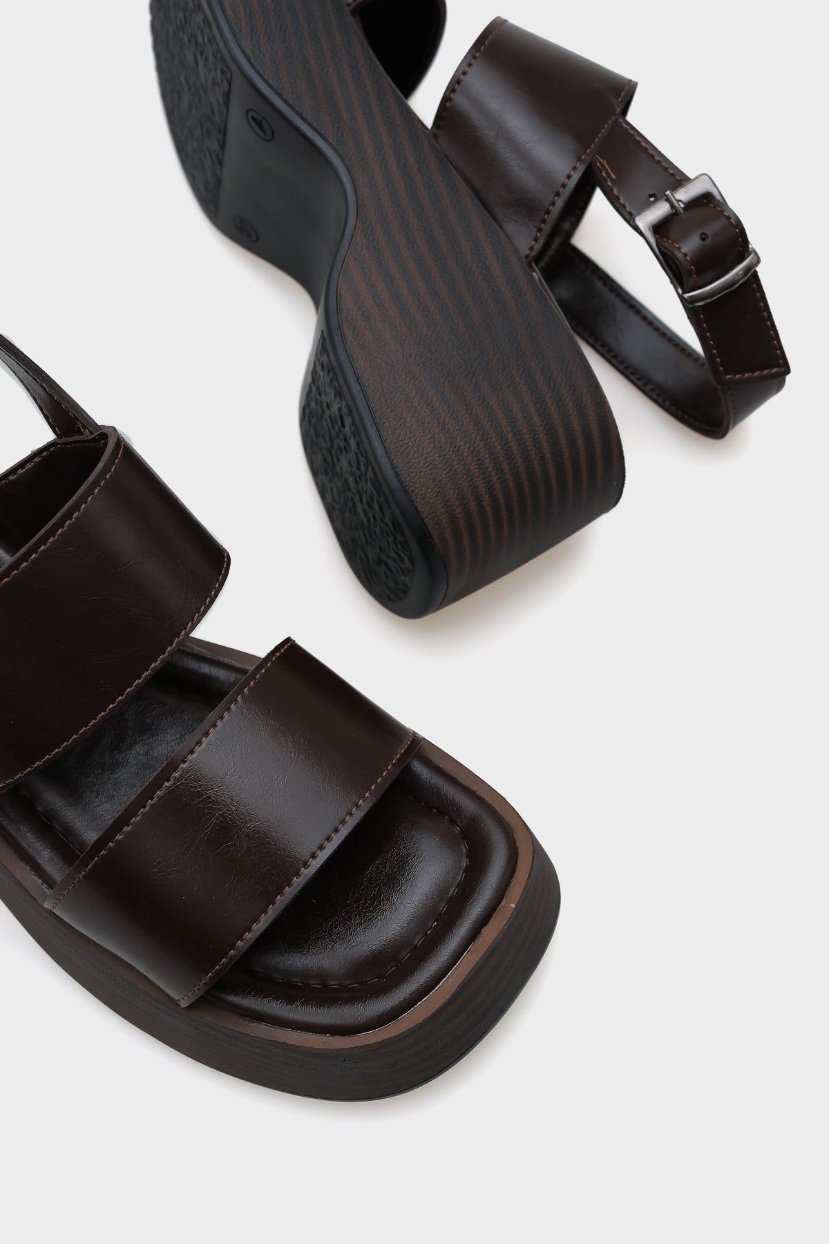 Dora Dolgu Topuklu Çift Bantlı Kadın Sandalet