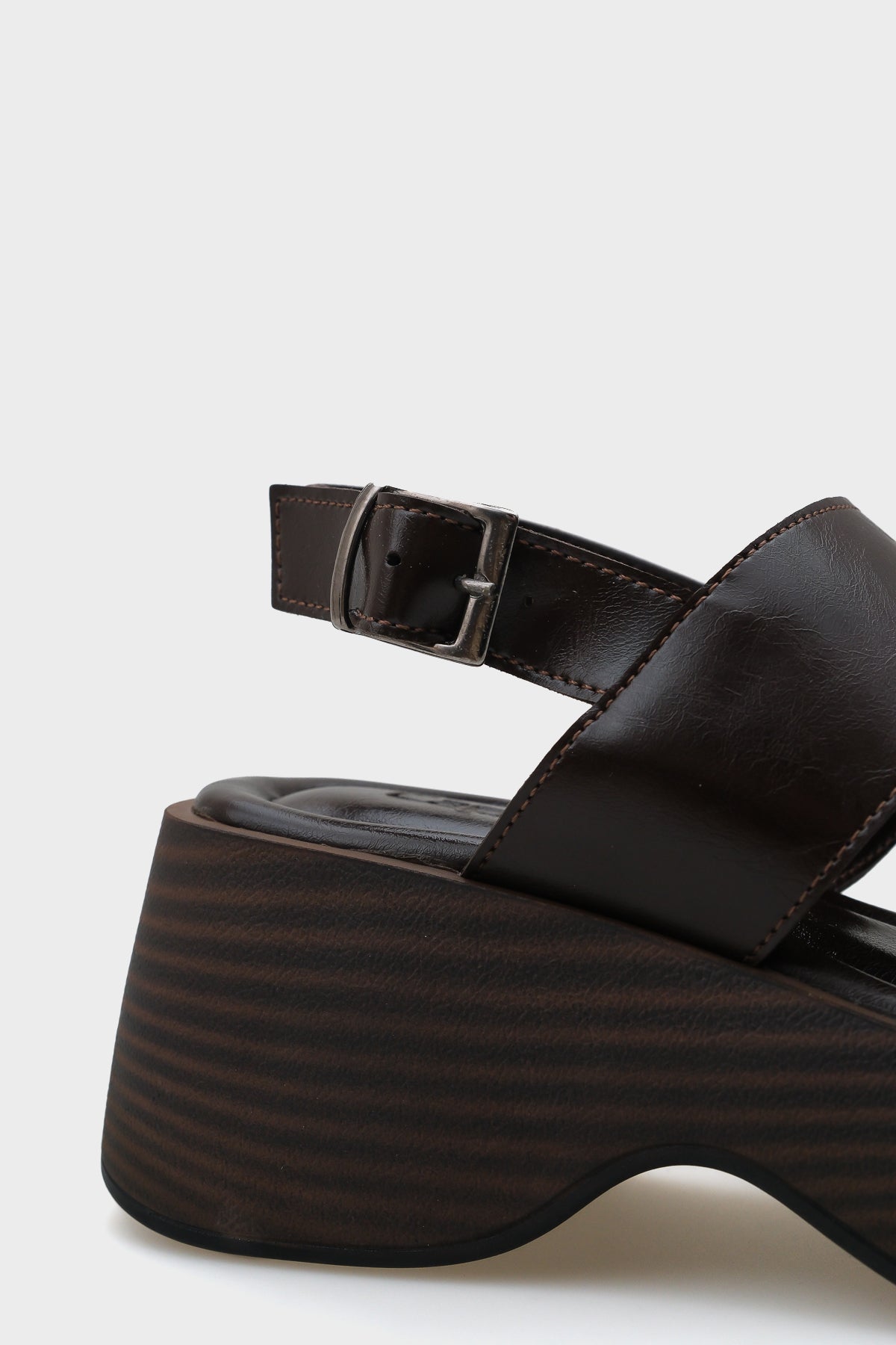 Dora Dolgu Topuklu Çift Bantlı Kadın Sandalet