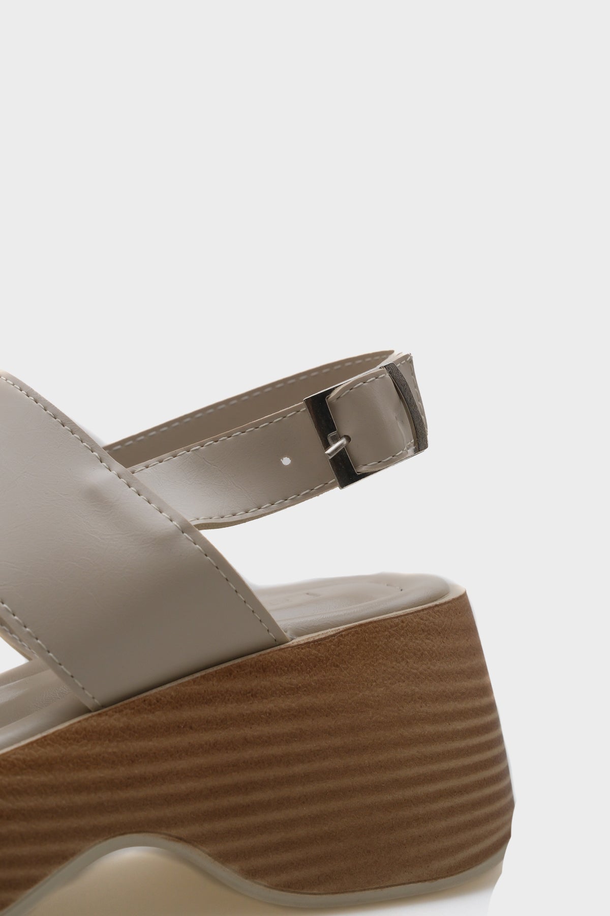 Dora Dolgu Topuklu Çift Bantlı Kadın Sandalet