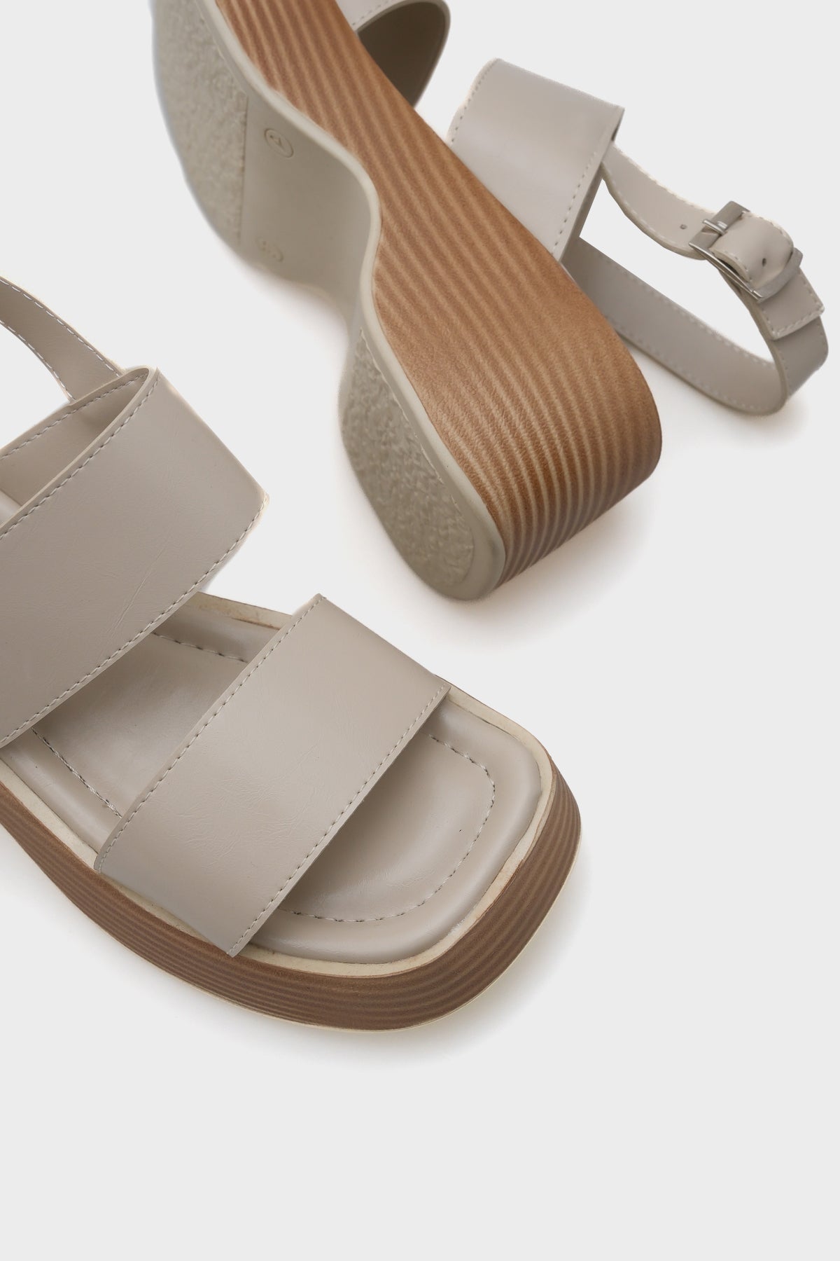 Dora Dolgu Topuklu Çift Bantlı Kadın Sandalet