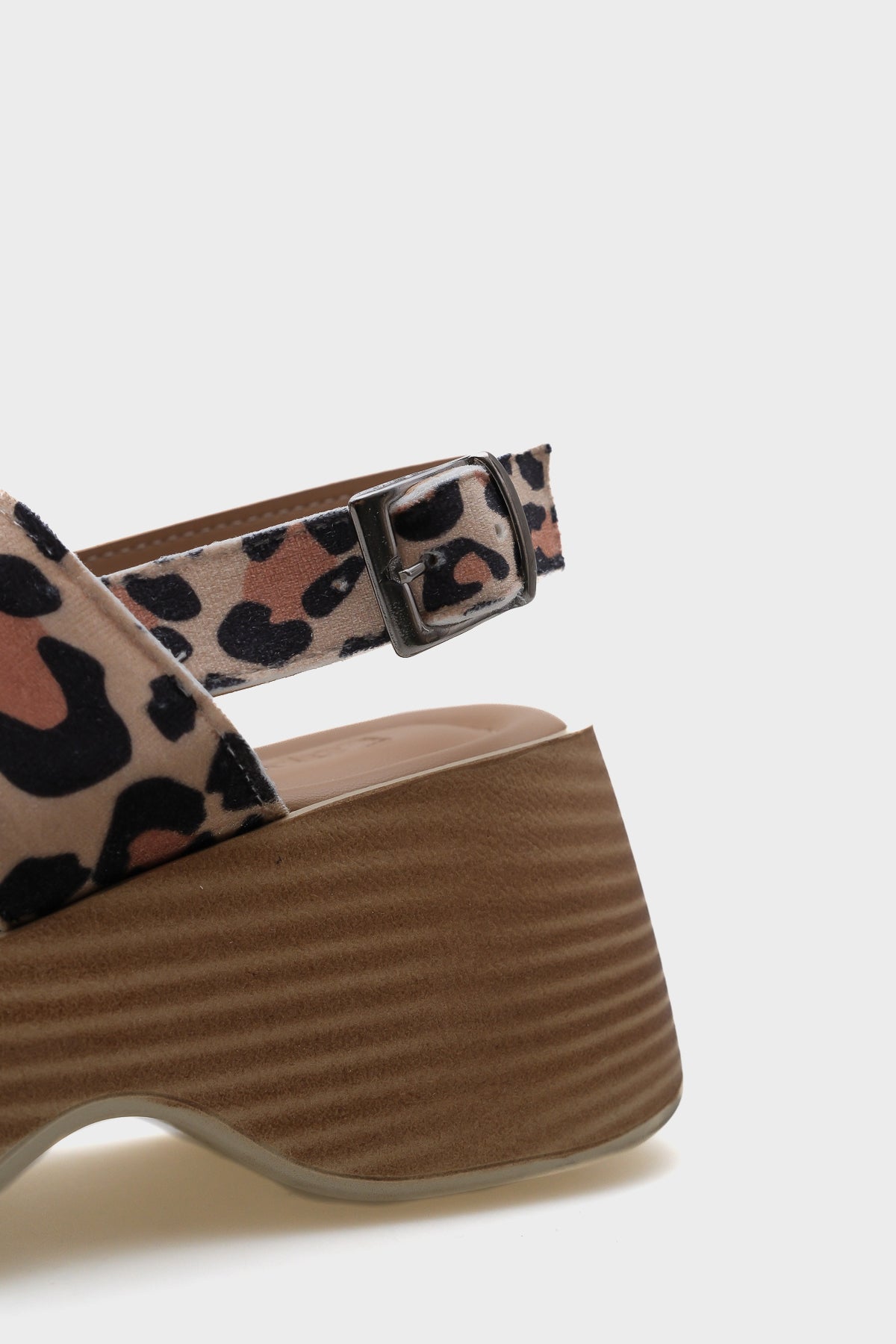 Dora Dolgu Topuklu Çift Bantlı Kadın Sandalet