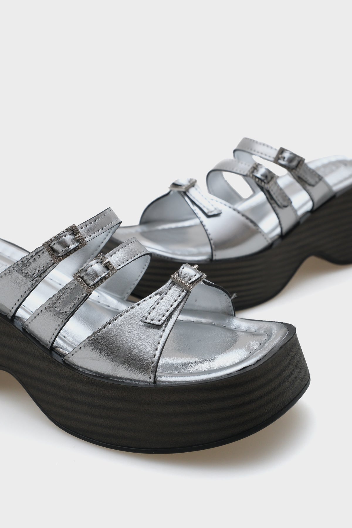 Matti Dolgu Topuklu Taşlı Tokalı Kadın Terlik